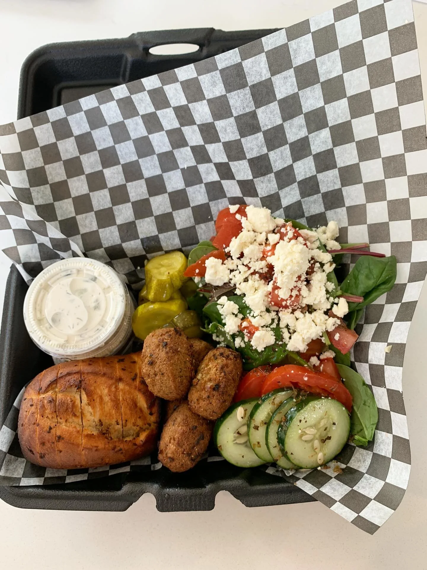 Check out one of our delicious snack boxes, The Veggie Box🥗! 
Garlic Hummus, Falafel, Spring Mixer Salad, Cucumbers, Tomatoes, Horseradish Pickles, and a Toasted Baguette served with tzatziki sauce.
#olemiss #oxfordms #pleinairtaylor