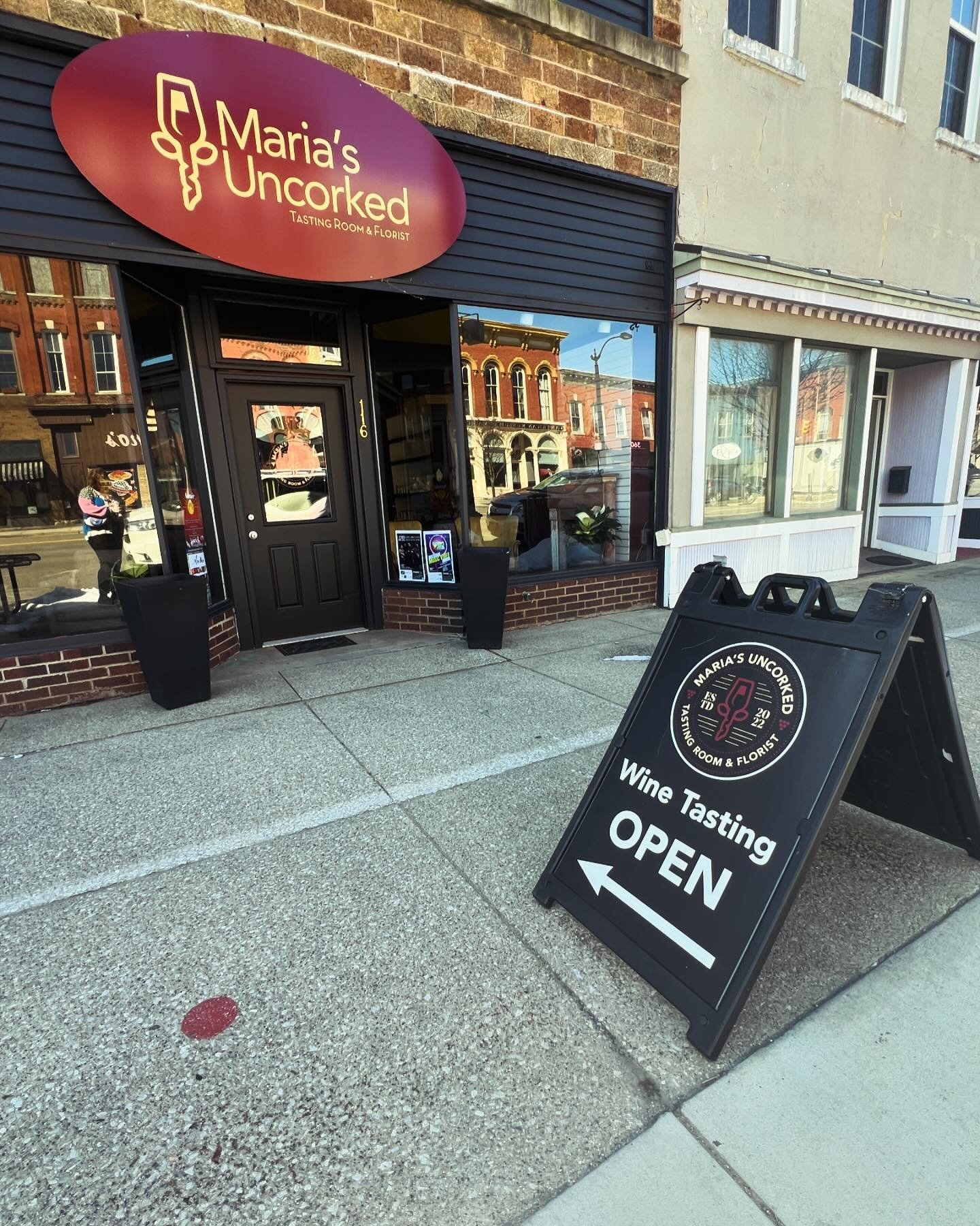 What a beautiful day to get a social district wine and enjoy downtown Marshall! ☀️ #choosemarshall #supportsmallbusiness #mariasuncorked #mariasuncorkedwines #mariasuncorkedtastingroomandflorist