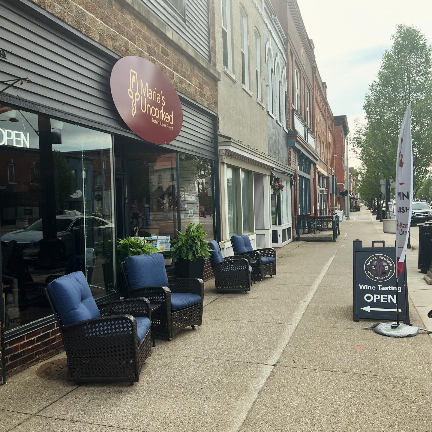 Consistent nice weather means outdoor seating! It&rsquo;s also the first day of the @marshallfarmsmarket and what a BEAUTIFUL day for it! #sunnydays #choosemarshall #supportsmallbusiness #mariasuncorked #mariasuncorkedwines
