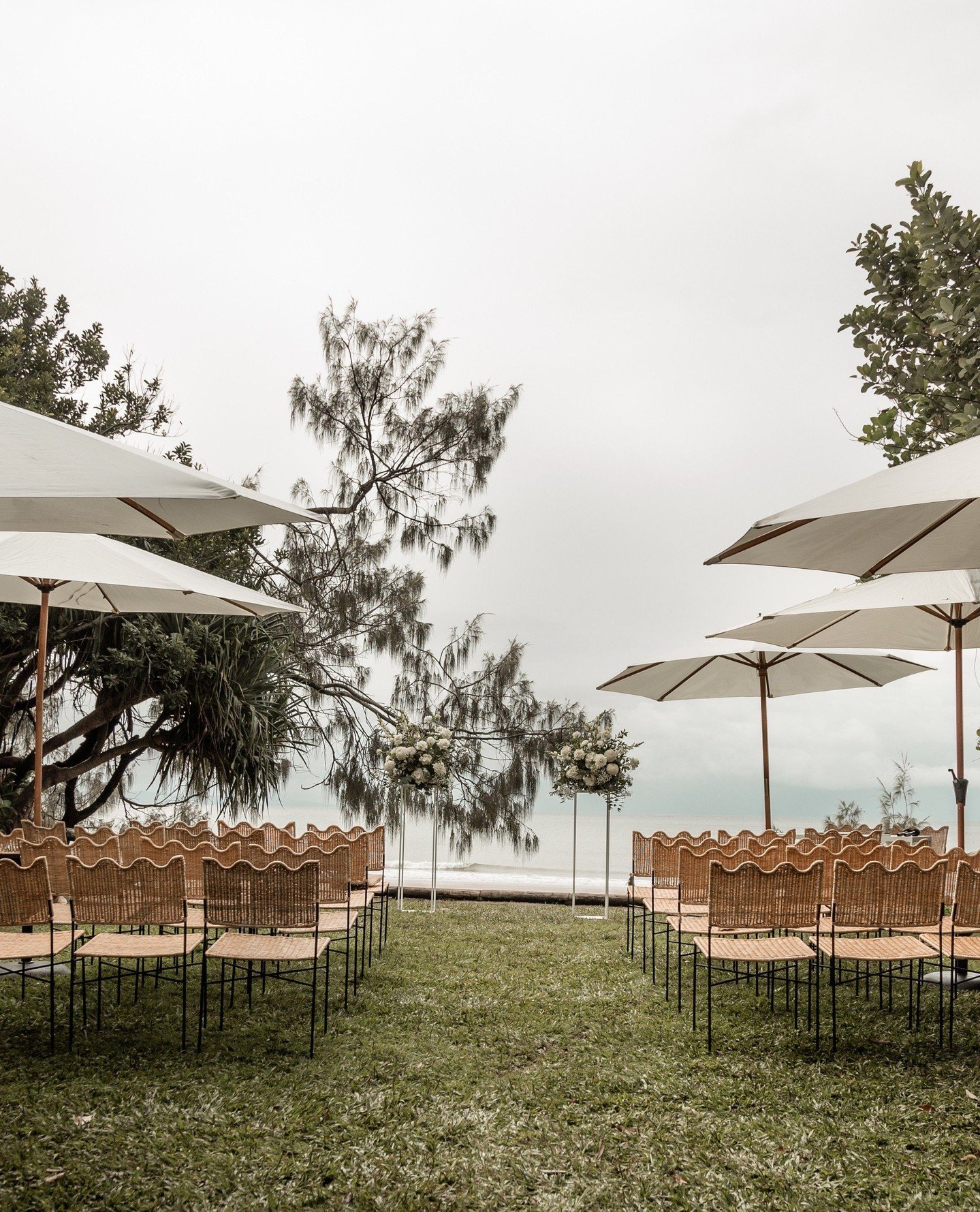 Our wave chairs looking super chic at Casuarina Grove...⁠
⁠
Photographer: @lauregallery⁠
Florist: @mapleflowersdecor⁠
Planner &amp; Stylist: @lovebirdweddings ⁠
⁠
⁠
⁠
⁠
⁠
⁠
⁠
⁠
#originalwedding #beautifulwedding #elegantwedding #weddinginspiration #w