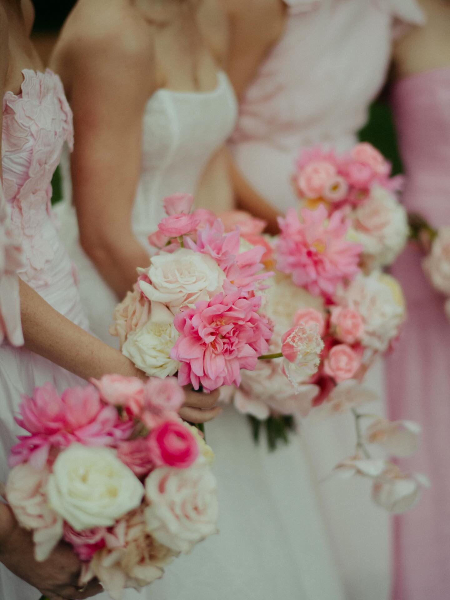 For Joanne&hellip;
Romantic, Bold &amp; Styled to Bloom💕

Styling, Decor, Signage &amp; Stationery: @lovebirdweddings 
Venue: @gabbinbar 
Florals: @kdflowerdesign_ 
Photography: @danoday 
Film: @lalune_films 
Entertainment: @michaelvosmusic 
Scallop