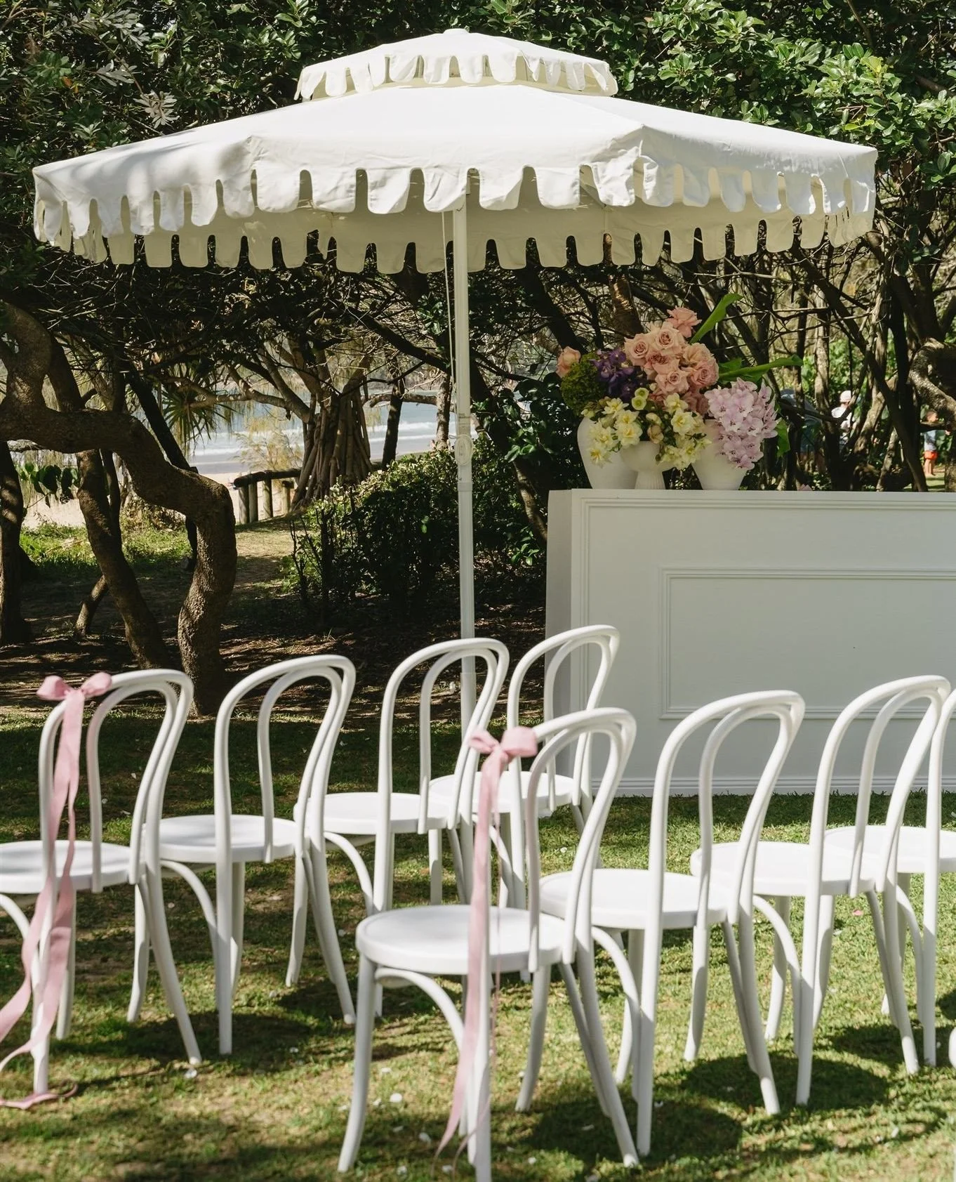 &quot;&Eacute;l&eacute;gance &agrave; la fran&ccedil;aise&quot; - Elegance the French way🌷⁠
⁠
Planning, Styling, Stationery: @lovebirdweddings⁠
Florist: @mondofloraldesigns⁠
Venue: @sailsbeachnoosa⁠
Photography: @ash_and_stone⁠
Film: @bluevalefilms⁠