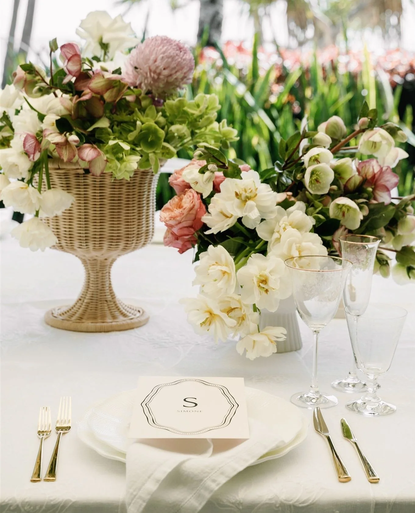 Editorial elegance with a French modern edge🍸️🍃⁠
⁠
Planning, Styling, Stationery: @lovebirdweddings⁠
Florist: @mondofloraldesigns⁠
Venue: @sailsbeachnoosa⁠
Photography: @ash_and_stone⁠
Film: @bluevalefilms⁠
Content Creation: @bychloe.socials⁠
Table
