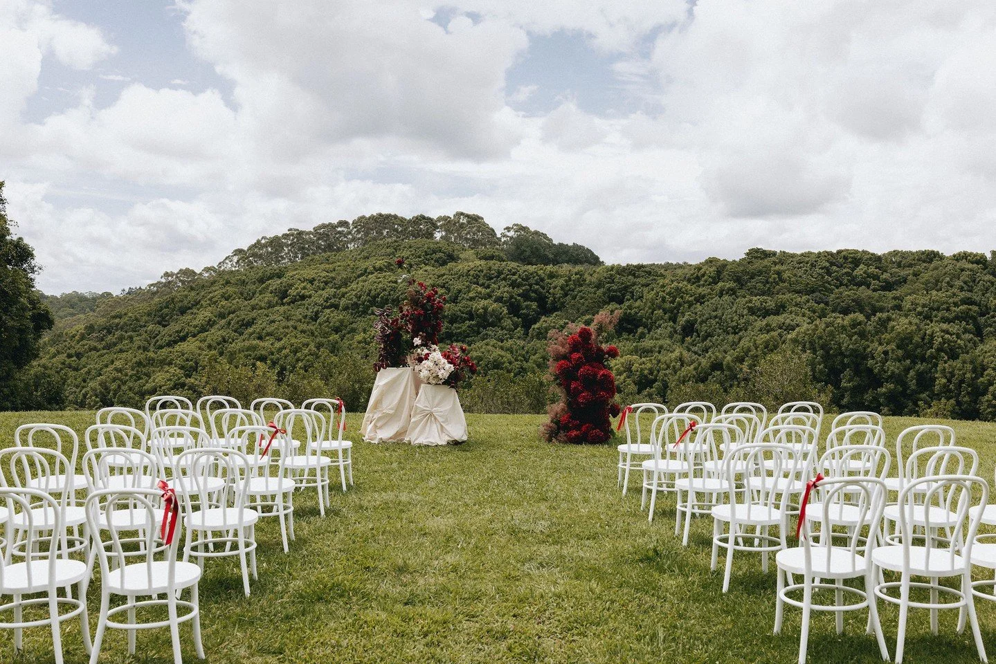 A wedding kissed by the sun and inspired by Italian Summers | Catie &amp; Jax🍷⁠
⁠
Planning, Styling &amp; Stationery: @lovebirdweddings⁠
Florals: @mondofloraldesigns⁠
Venue: @nuttinghill_⁠
Celebrant &amp; MC: @joshneedhammusic⁠
Entertainment: @dj_ha