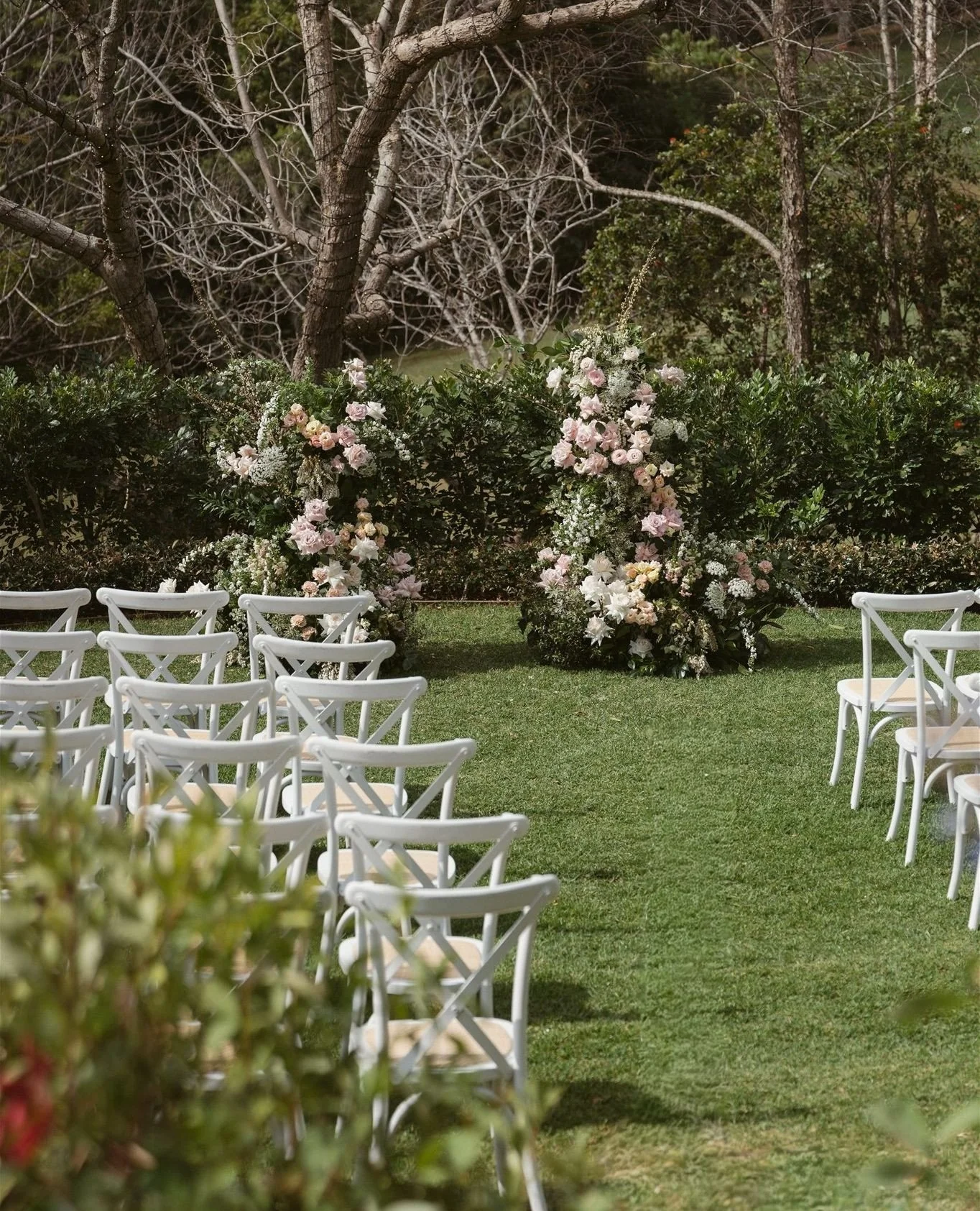 A Ceremony, but make it Gardenesque | Georgie &amp; George⁠
⁠
Styling &amp; Signage: @lovebirdweddings⁠
Florals: @mondofloraldesigns⁠
Venue: @spicersclovellyestate⁠
Photography: @shaeestelle @estellaphoto⁠
Film: @james_mcqualter⁠
Hair &amp; Makeup: @