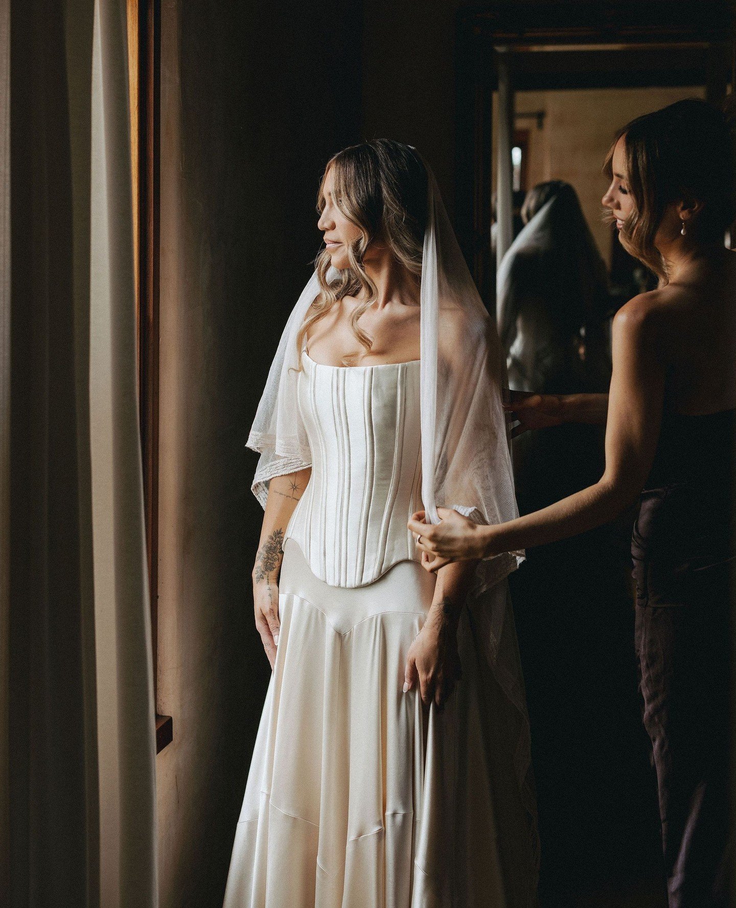 Our beautiful Caitie in her custom hand-made gown by the bride herself🤍⁠
⁠
Planning, Styling &amp; Stationery: @lovebirdweddings⁠
Florals: @mondofloraldesigns⁠
Venue: @nuttinghill_⁠
Celebrant &amp; MC: @joshneedhammusic⁠
Entertainment: @dj_haim @hon