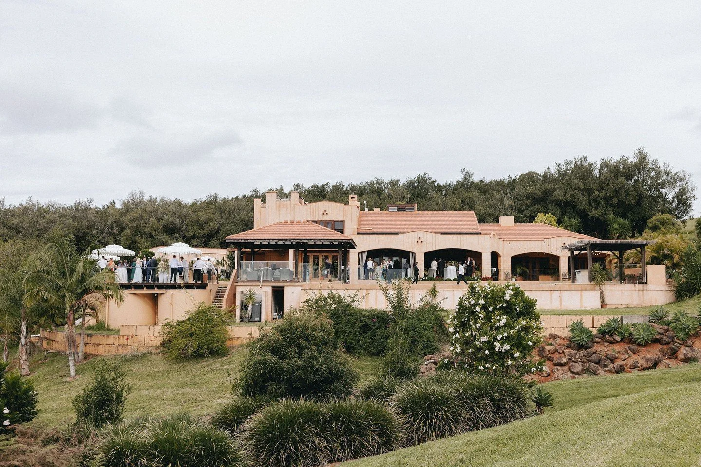 Nutting Hill romance for Mr &amp; Mrs Thomas🥂⁠
⁠
Planning, Styling &amp; Stationery: @lovebirdweddings⁠
Florals: @mondofloraldesigns⁠
Venue: @nuttinghill_⁠
Celebrant &amp; MC: @joshneedhammusic⁠
Entertainment: @dj_haim @honeyandstoneevents⁠
Bar Serv