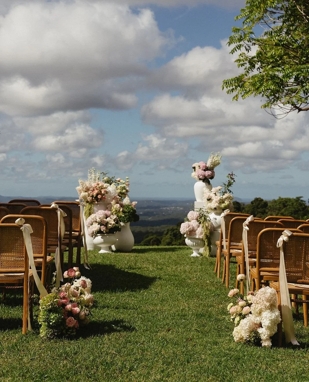 Romantic &amp; Whimsical Styling for our Newlyweds, Mr &amp; Mrs Tillack🍃⁠
⁠
Styling &amp; Signage: @lovebirdweddings⁠
Florals: @mondofloraldesigns⁠
Venue: @malenymanor⁠
Photography: @bemymusestudio⁠
Content Creation: @museandmatrimony⁠
Luxury Linen