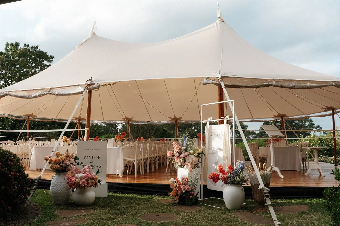 A refined garden soir&eacute;e beneath canvas, where vibrant florals, candlelit tables, and a whisper of hinterland romance set the tone for an evening of effortless elegance for our Newlyweds...Taylor &amp; Tom🩵⁠
⁠
Planning, Styling &amp; Stationer