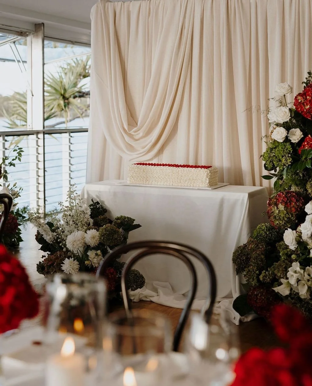 Old Hollywood Glamour for Emma &amp; Callum🍷⁠
⁠
Planning &amp; Styling: @lovebirdweddings⁠
Florals: @mondofloraldesigns⁠
Venue: @rickys_noosa @rickysweddings⁠
Photography: @georgebowdenphoto⁠
Entertainment: @sweetgermansugar⁠
Boat Transfer: @noosafe