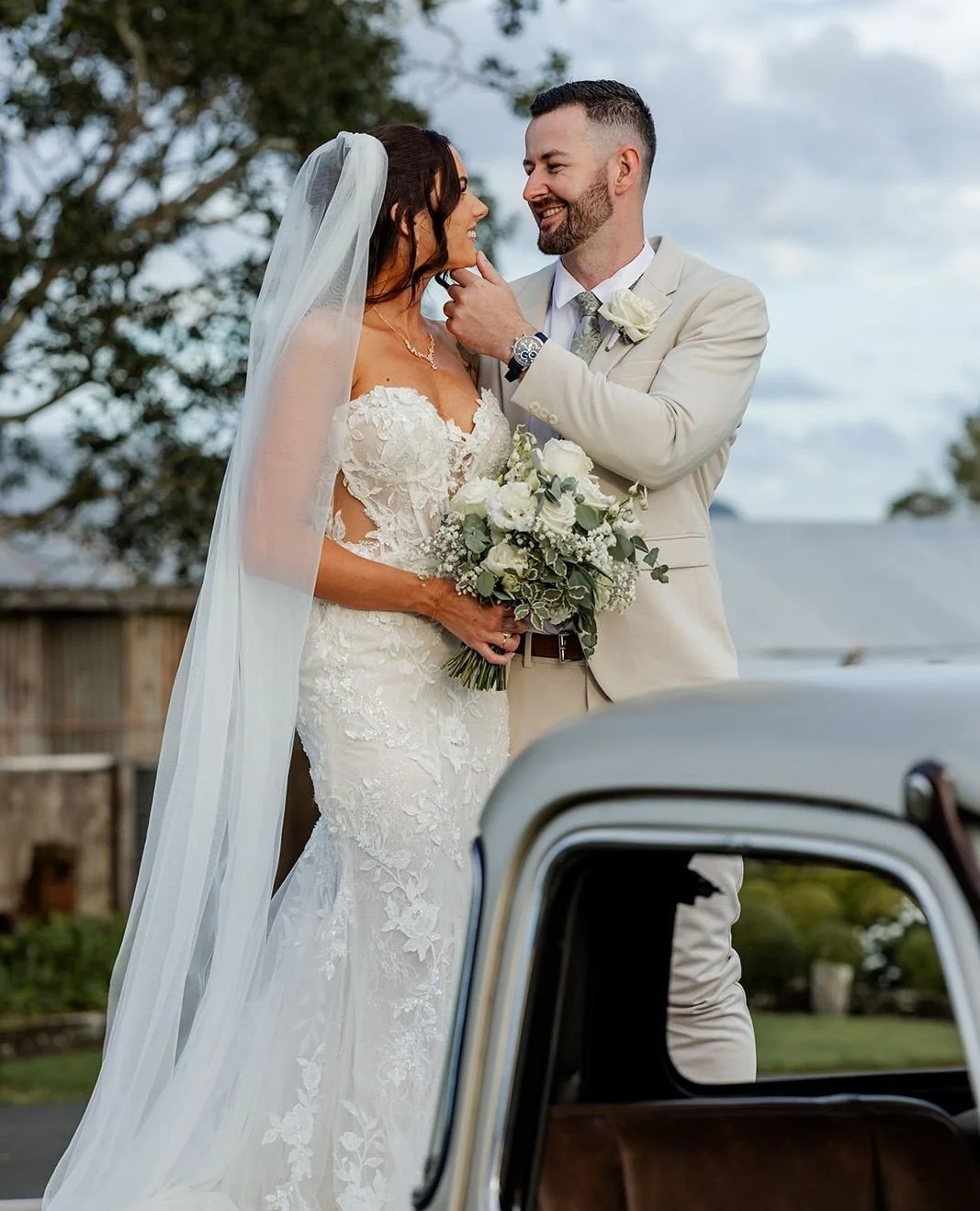 A modern rustic moment with Mr &amp; Mrs Wilson🤍⁠
⁠
Planning, Styling &amp; Stationery: @lovebirdweddings⁠
Florals: @mondofloraldesigns⁠
Venue: @yandinastation⁠
Photography: @seanreefmanphotography⁠
Film: @715series⁠
Celebrant: @ceremoniesbyemma⁠
En