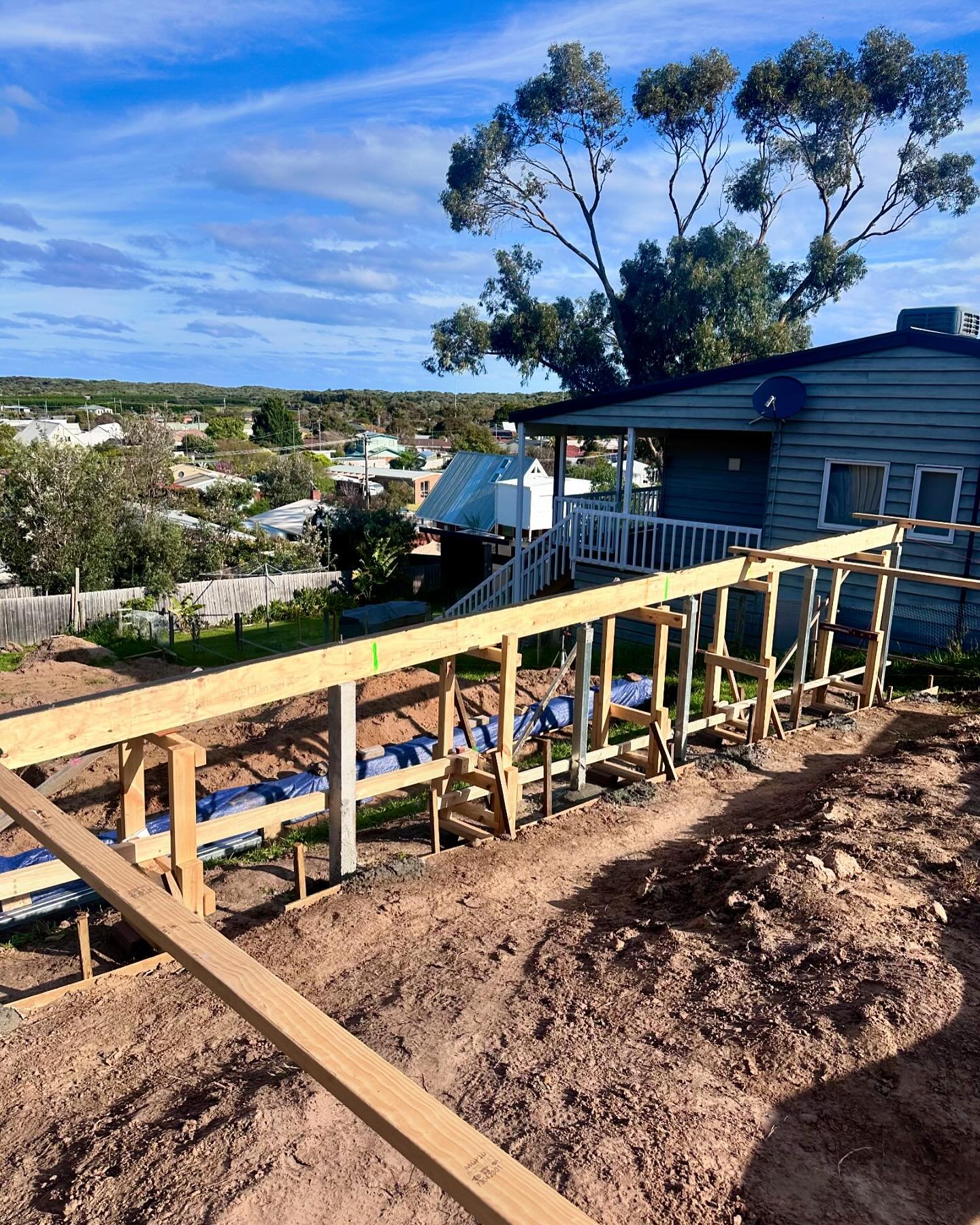 ::Timber subfloor well underway on this sloping site. Kudos to the owner taking in this task and inventing solutions on the fly. Looking forward to seeing this passive house come together.
.
.
.
#buildingdesign #passivehouseaustralia #buildingdesigne