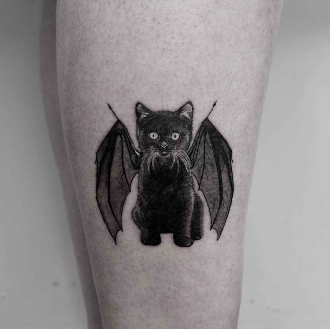// super cute cat bat done by @chloearrosart 🖤🌿

#halloweentattoodesigns #blackcattattoo #batcat #battattoo #realisticrosetattoo #blackrosetattoo #spidertattoo #skulltattoo #skullandroses #skullandrosestattoo #moontattoo #witchytattoo #addamsfamily