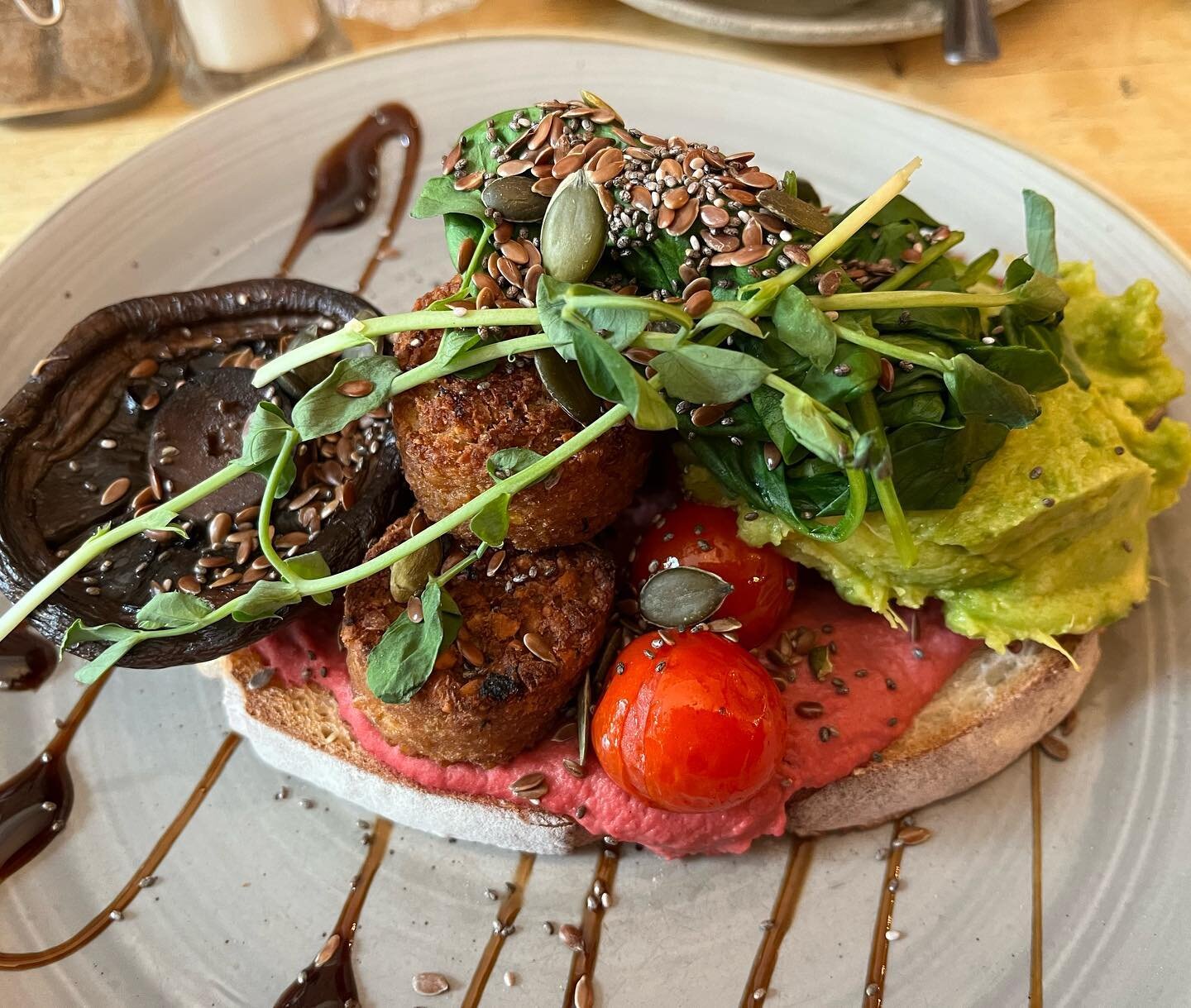 Whenever we&rsquo;re in Brighton we always tend to visit @tradingpostcoffeeroasters for their vegan breakfast 😍 some might think having falafel for breakfast is strange but I think falafel is an all day food!🌱