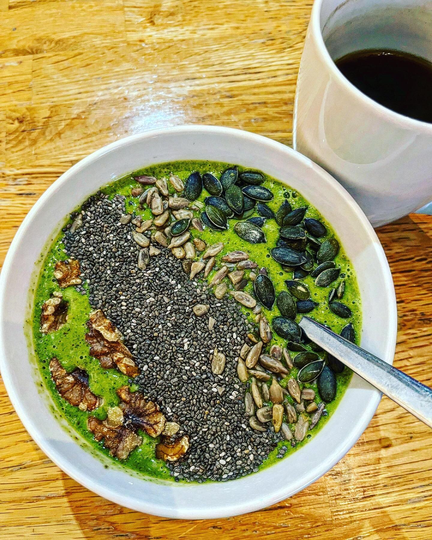 Morning smoothie bowl full of nutritious things 😍 this morning is kale, frozen banana, tumeric and oat milk all blended together. Then topped with chia seeds and walnuts for the omega 3. Also topped with sunflower and pumpkin seeds 🌱 Power breakfas