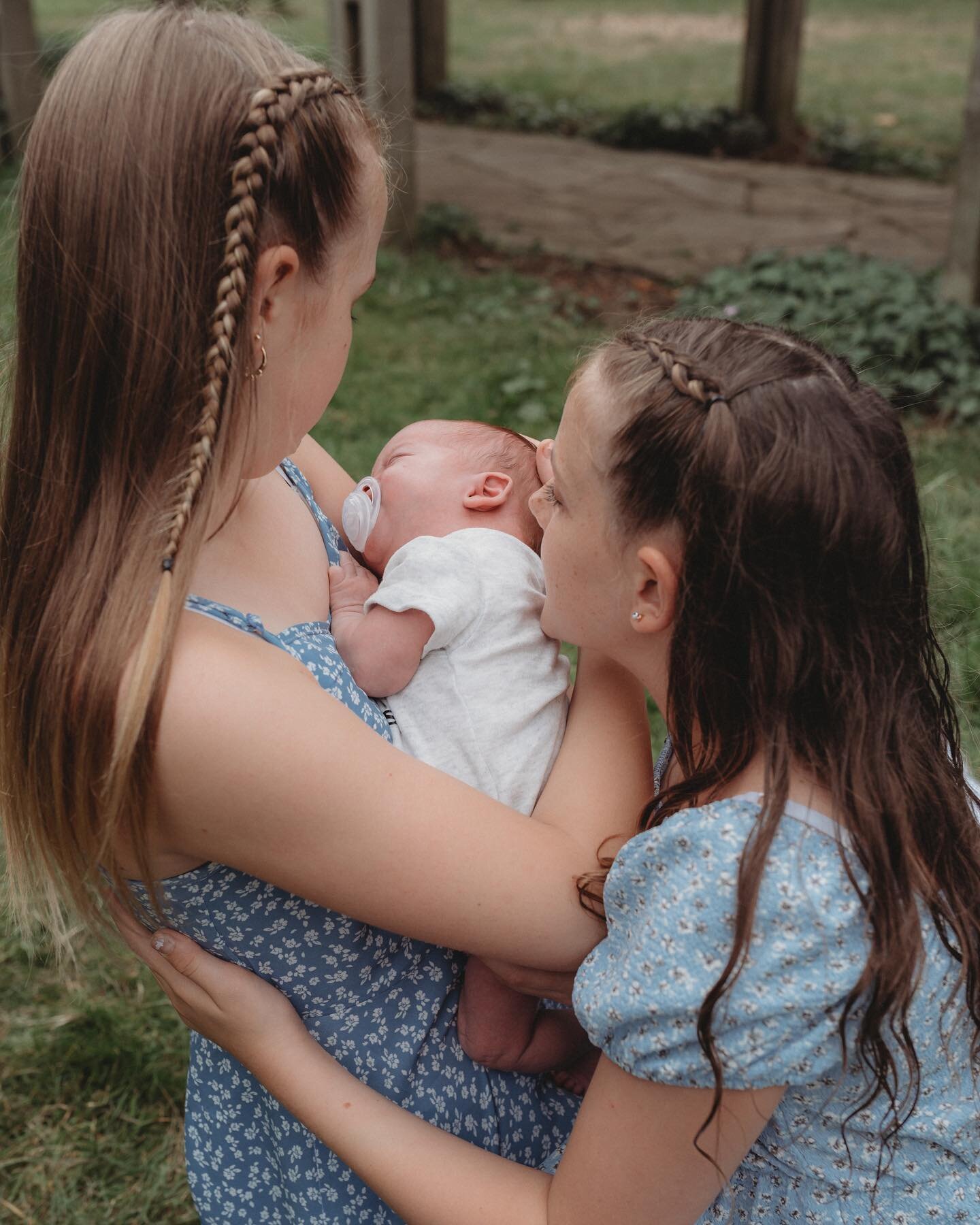 Bella is one lucky little girl having these 2 amazing big sisters 🥰

Her mums even luckier to have 2 more babysitters in a few years time 😉

#yorkphotographer #yorkshirephotographer #familyphotography #familyphotos #familyphotoshoot #familyphotogra