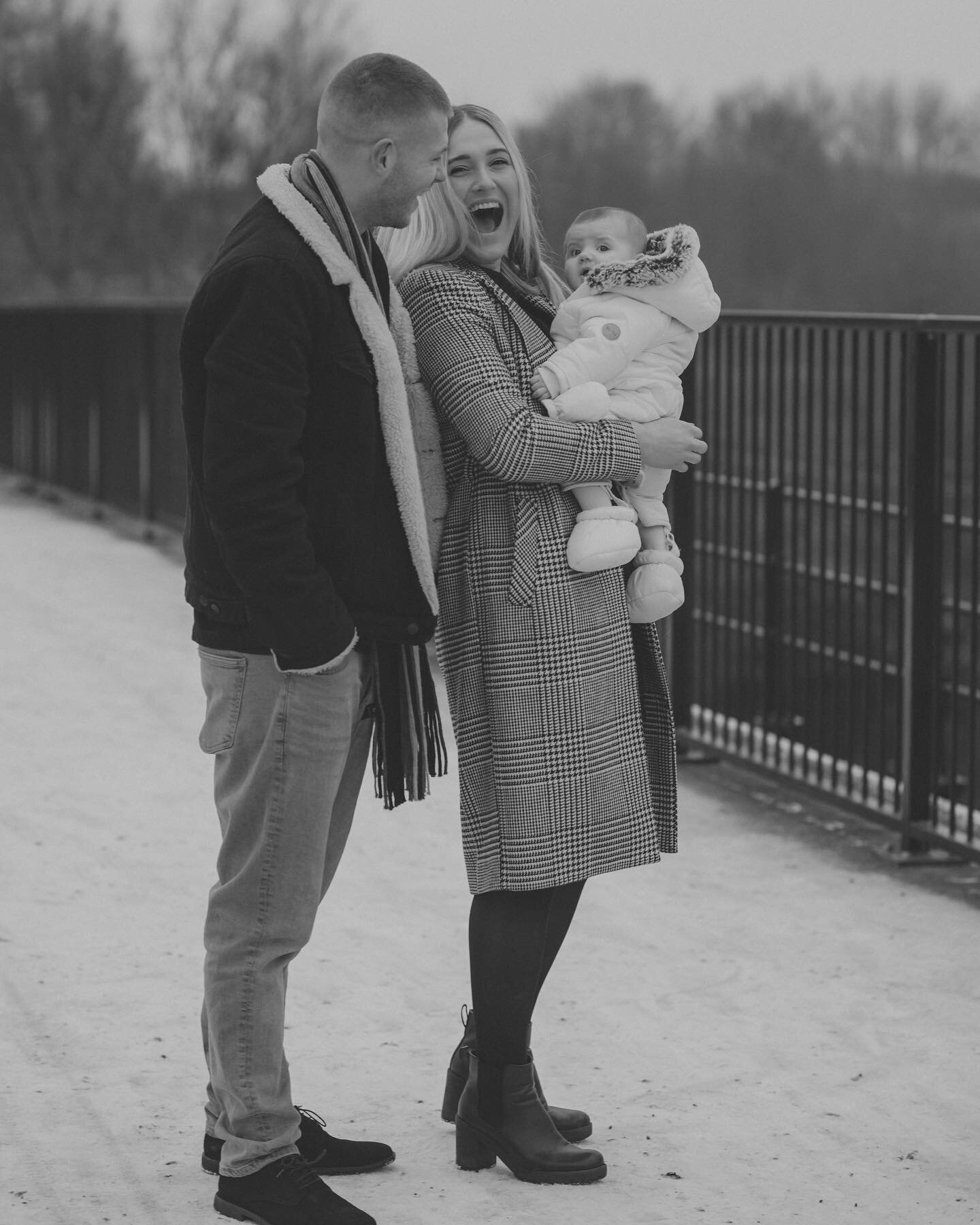 Winter fun ❄️ 

Sharing a few b&amp;w sneak peeks from this gorgeous snowy photoshoot. Capturing the love and laughter between this lovely family. 
The white snowy ground making it even more magical 😍🤍

#familyphotography #family #familyphotographe