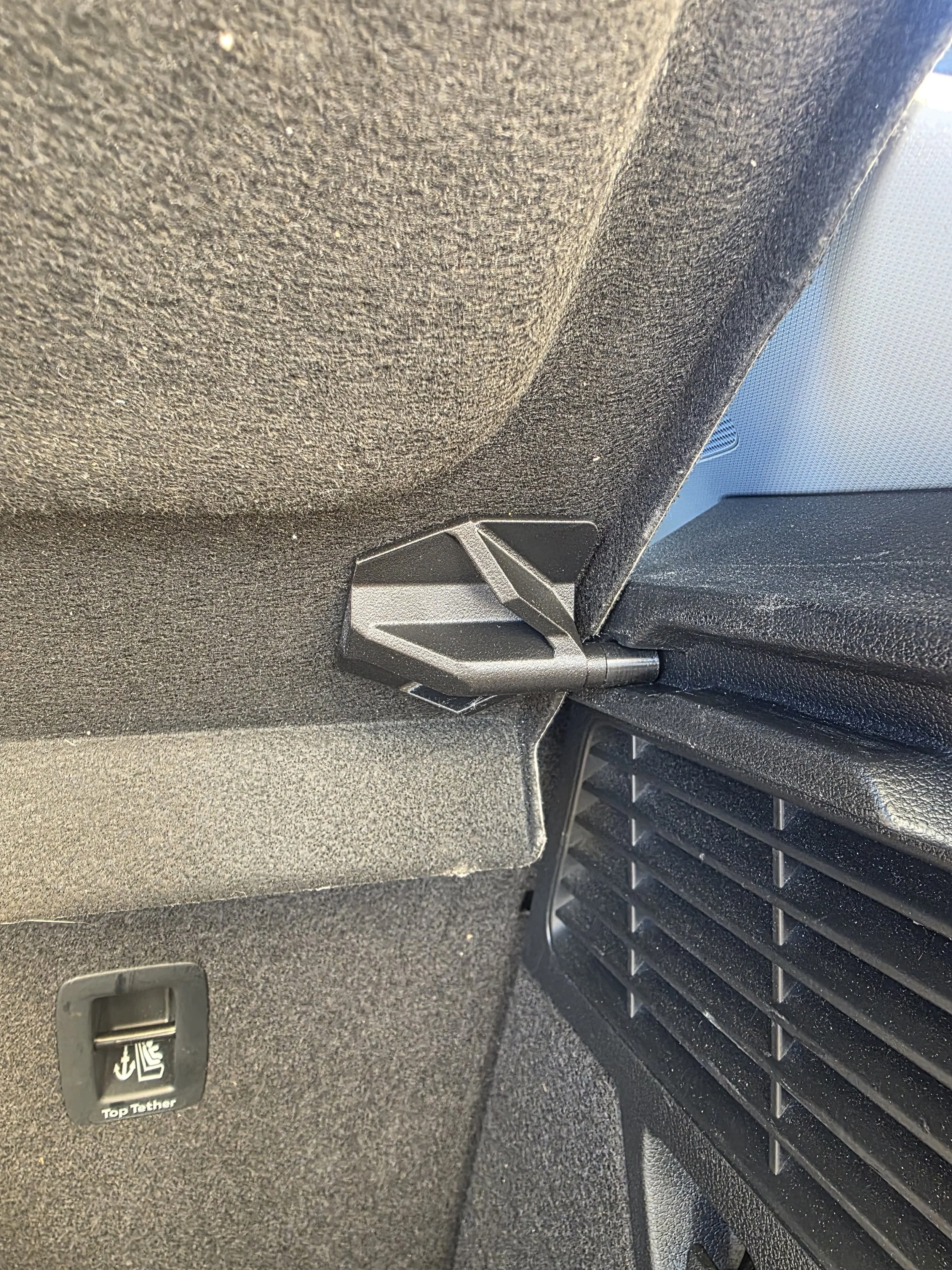Hatthyllan i en Audi Q2 med Hjort Creations 3D-printade hållare monterad i bilens sidofäste