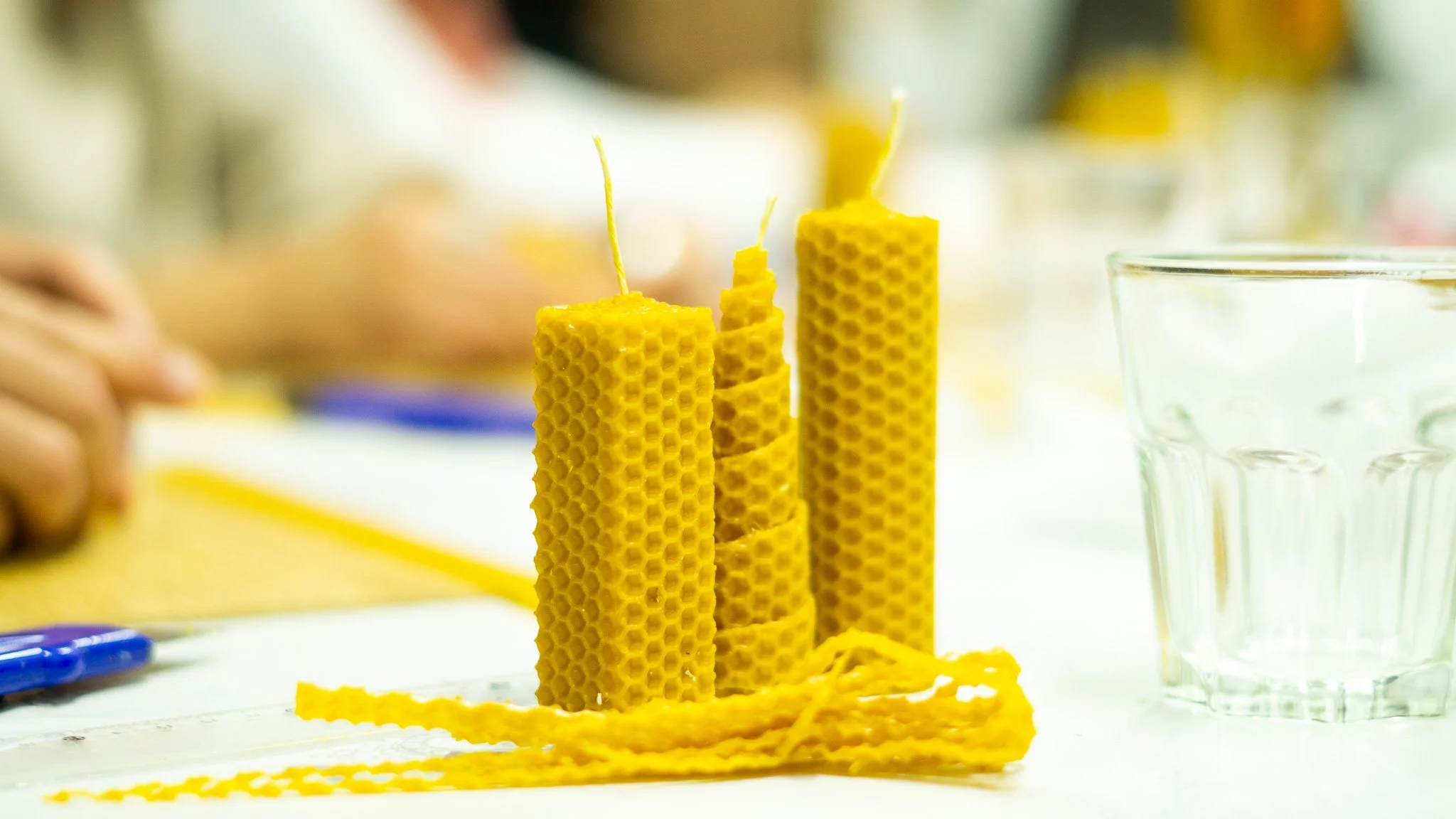 Taller de Velas de Miel con Geometría Sagrada, Hierbas Locales y Meditación Trataka