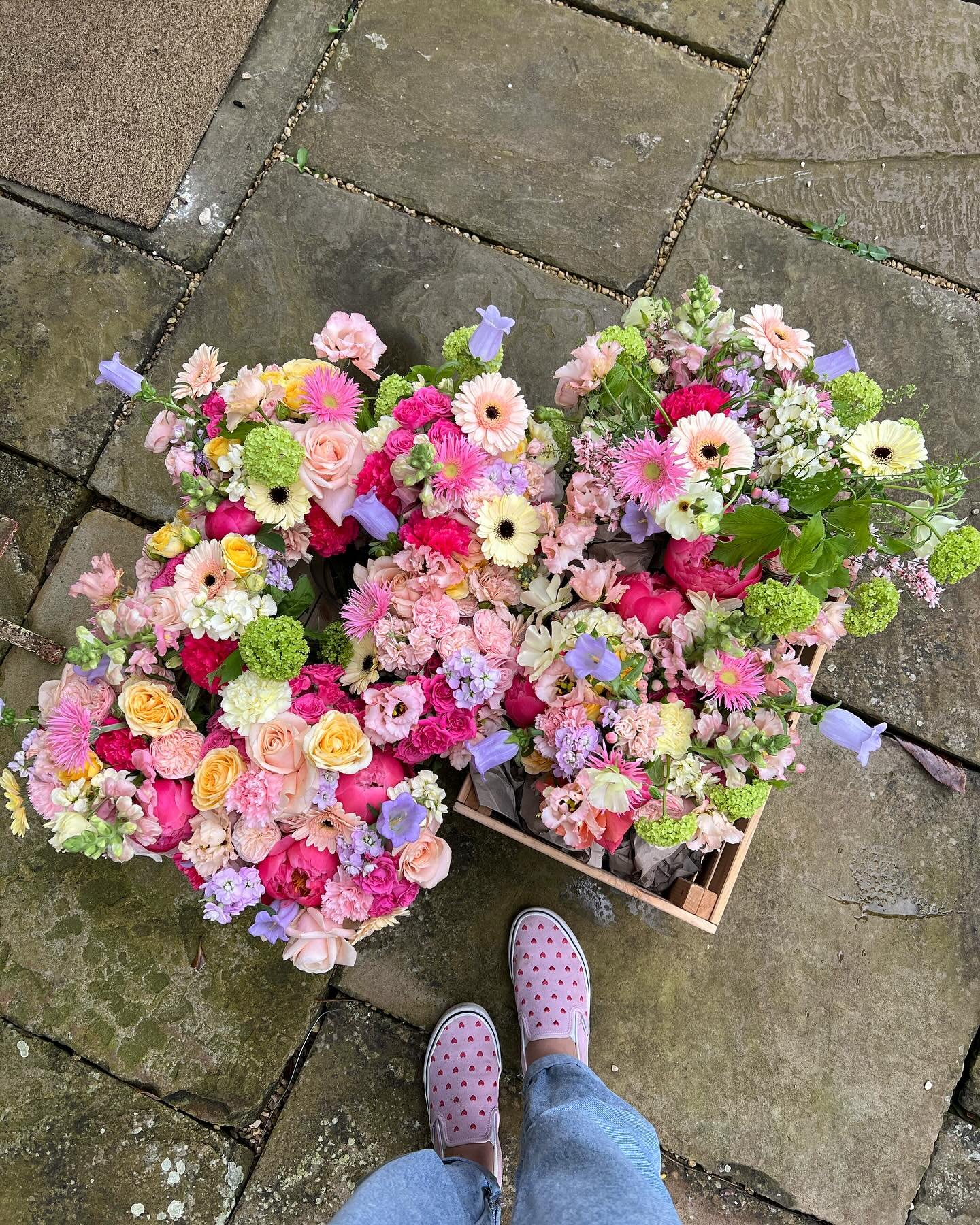 It was a dreamy moment for me to flower at @euridge_ last week, a venue I&rsquo;ve always wanted to work at! 🥰 thank you @peachymomentsweddings for having me flower for you! 🫶🏼

#modernflorist #modernweddingflorist #euridgewedding