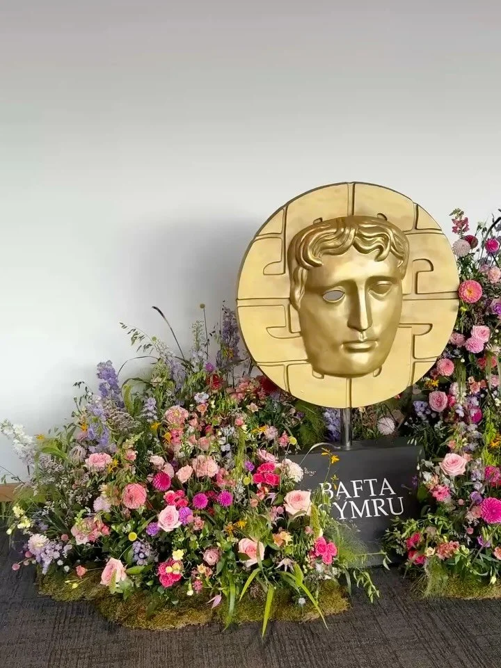 for @baftacymru - wild pinks with pops of purple and yellow tones, all to match the 2025 BAFTA Cymru branding 🩷🍇🪻⭐️ 

#eventflorist #eventflowerswales #southwalesflorist