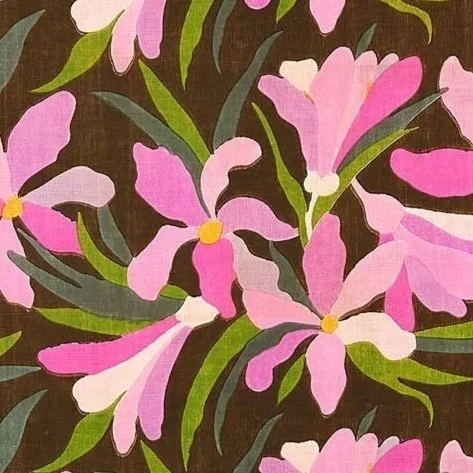 Motifs floraux et décoratifs inspirés de l’Atelier Martine de Paul Poiret, précurseur du style Art déco.