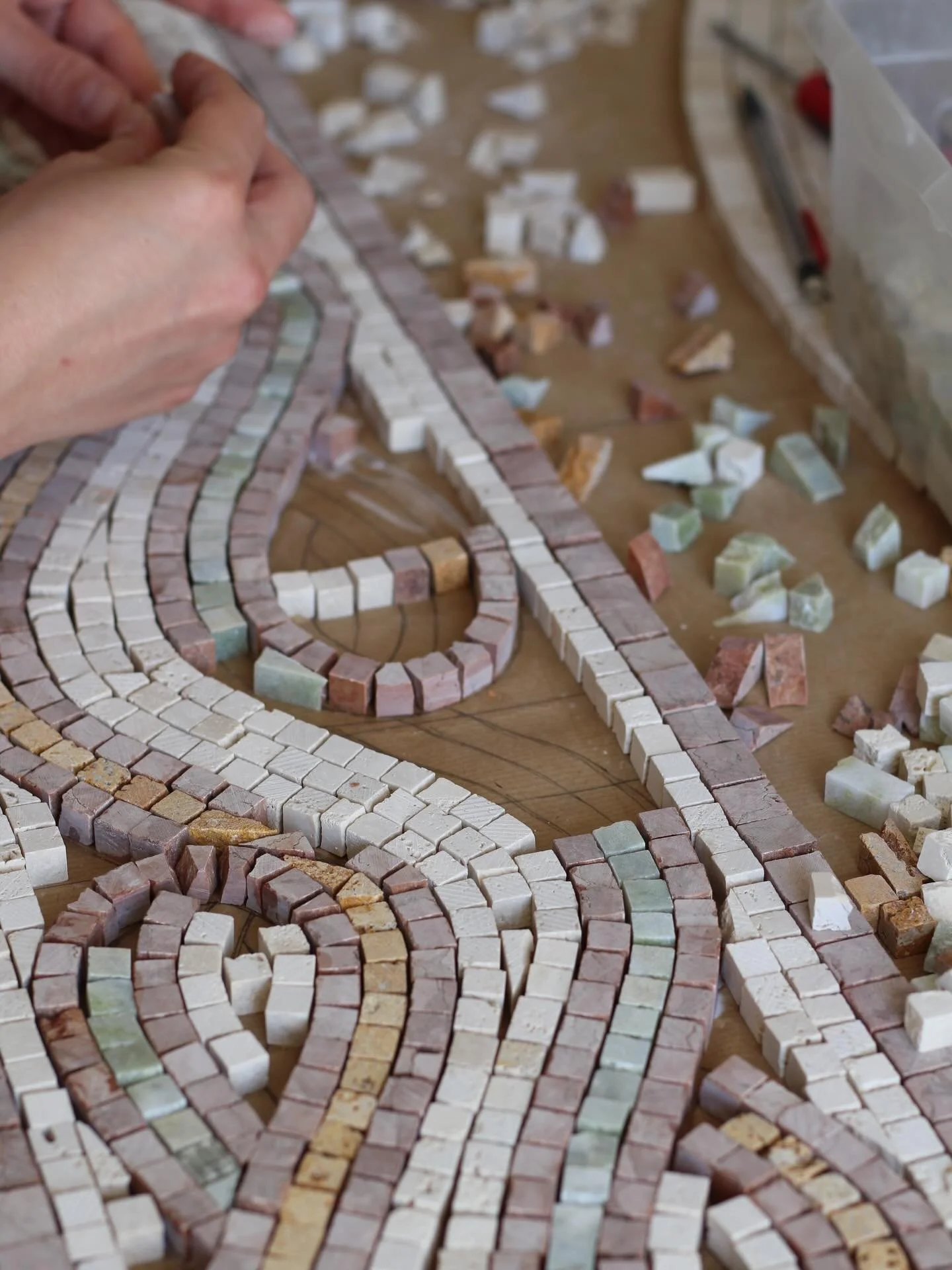 L&rsquo;envers du d&eacute;cor | Le hall de la @maison_lutetia &agrave; Paris avant sa pose in situ. 

Pour ce projet confi&eacute; par @jcpcdr , nous avons imagin&eacute;s une frise courant sur plus de 20 m&egrave;tres pour mettre en valeur l&rsquo;