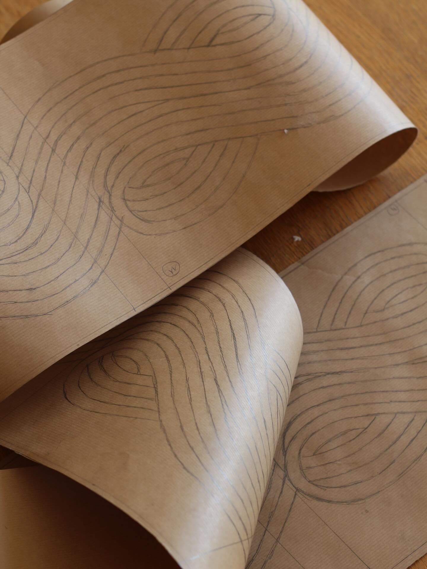 L&rsquo;envers du d&eacute;cor | Le hall de la @maison_lutetia &agrave; Paris avant sa pose in situ. 

Pour ce projet confi&eacute; par @jcpcdr , nous avons imagin&eacute;s une frise courant sur plus de 20 m&egrave;tres pour mettre en valeur l&rsquo;