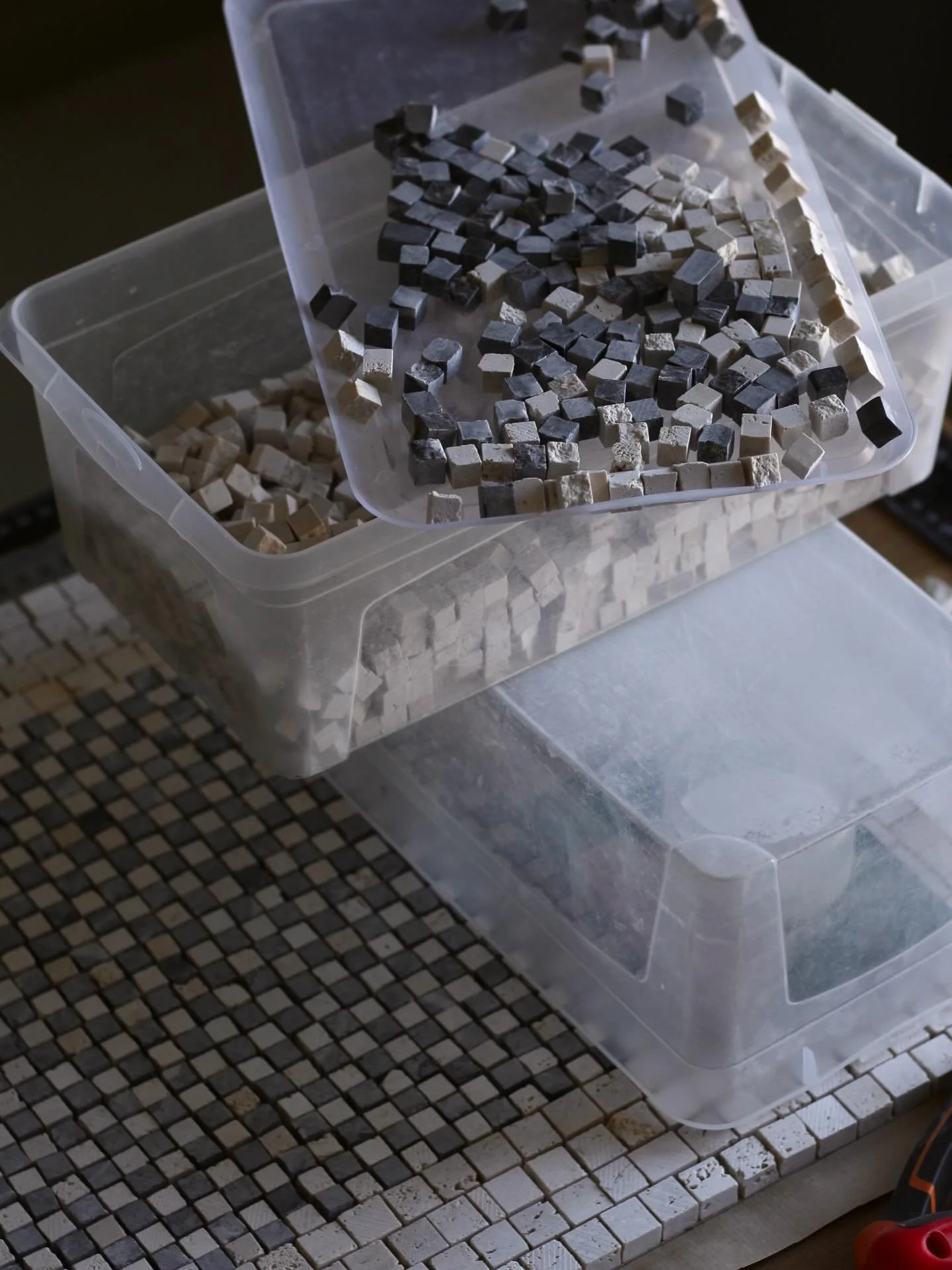 Lumi&egrave;re et mati&egrave;re &agrave; l&rsquo;atelier | D&eacute;tails de micro tesselles de marbre ♟️