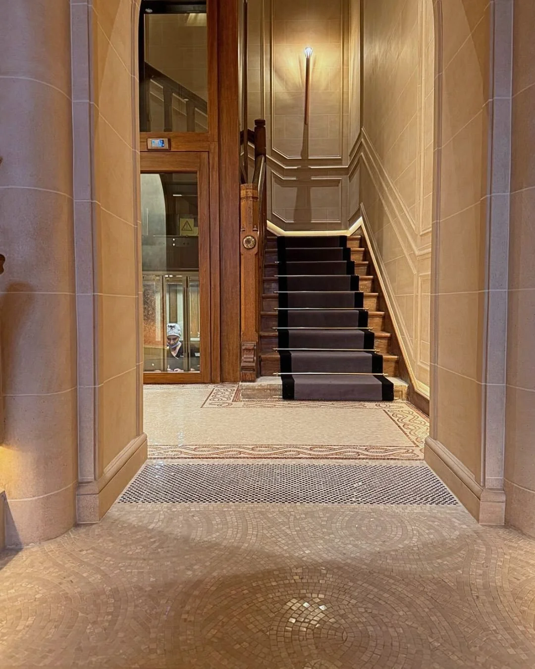 &bull; Maison Lutetia &bull; Sas d&rsquo;entr&eacute;e &bull; 

Le premier sas r&eacute;alis&eacute; pour la Maison Lutetia pr&eacute;sente un emm&ecirc;l&eacute; de cinq marbres dessin&eacute; par @leazeroil .

D&egrave;s le pas de porte et jusqu&rs