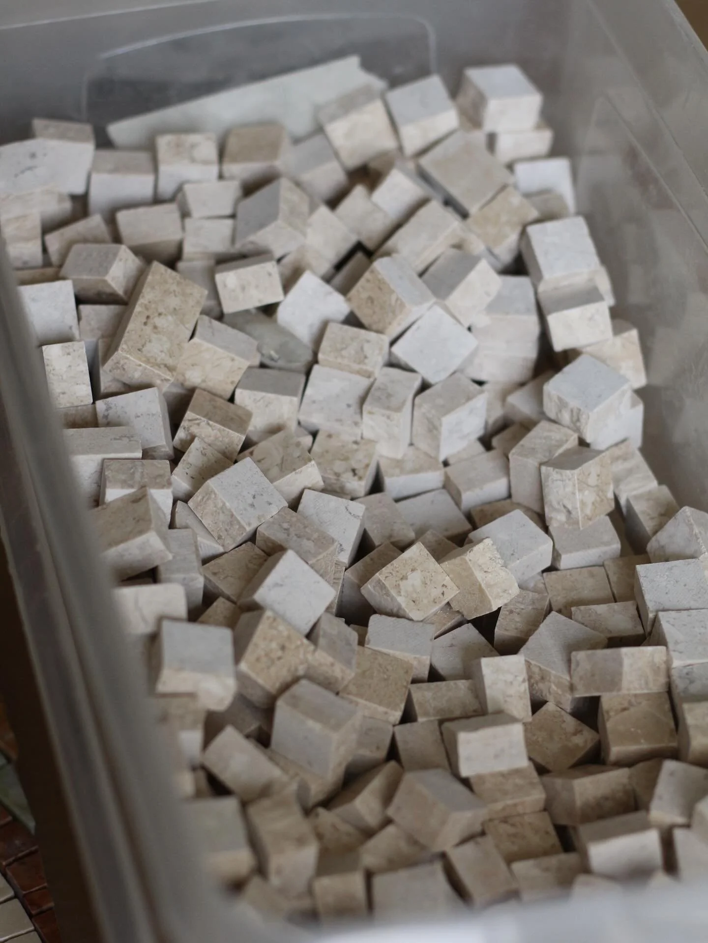 R&eacute;alis&eacute; &agrave; partir de chutes de mat&eacute;riaux &mdash; marbre et laiton issus de pr&eacute;c&eacute;dents projets rest&eacute;s inexploit&eacute;s &mdash; le miroir ANKHARA propose une fa&ccedil;on de cr&eacute;er en transformant