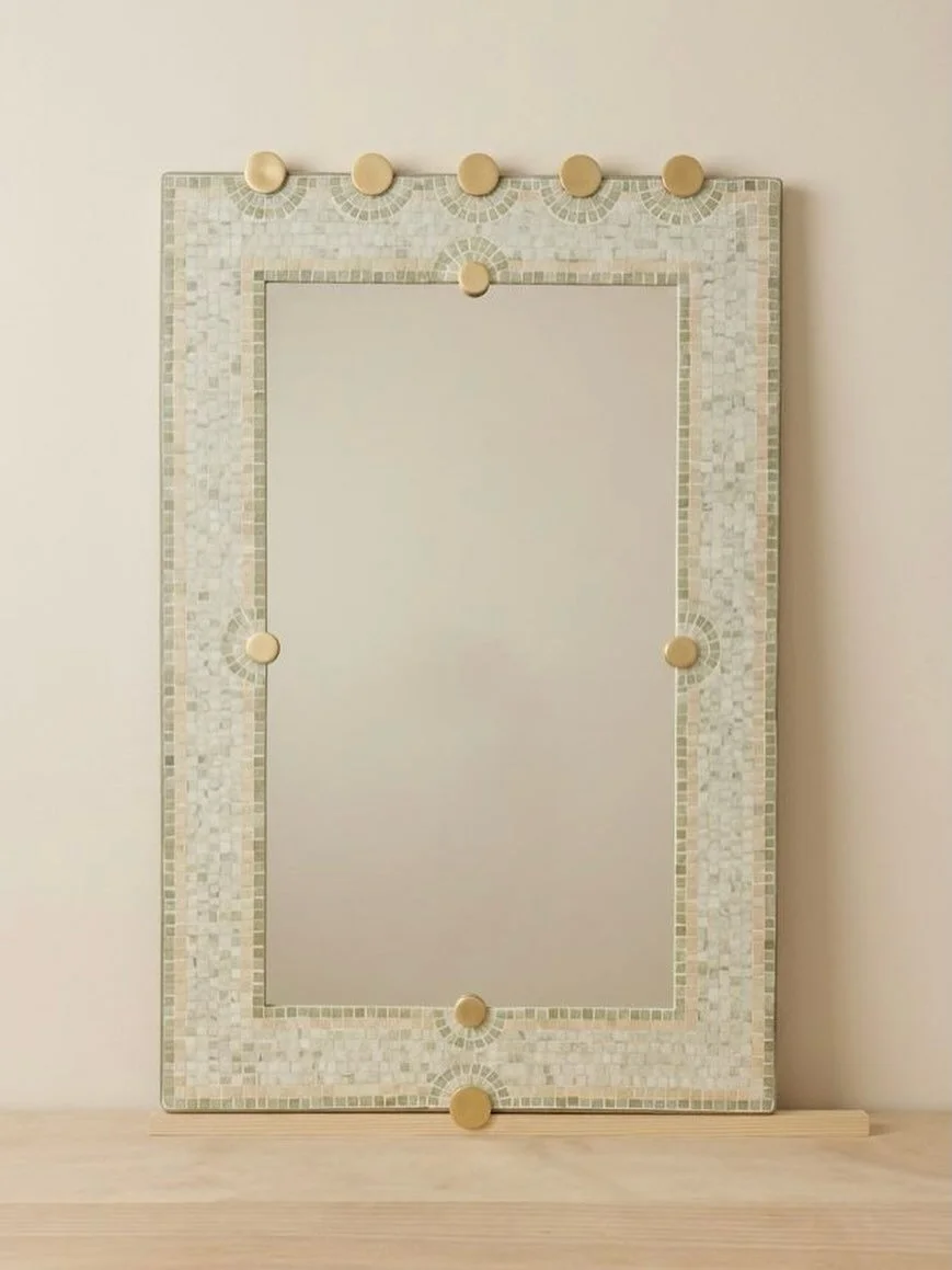 Le miroir  A N K H A R A &bull; Une collaboration avec @paloma_defert_atelier 

Fabriqu&eacute; &agrave; partir de surplus de mat&eacute;riaux, cette pi&egrave;ce s&rsquo;inscrit dans un objectif z&eacute;ro d&eacute;chet et propose une mani&egrave;r