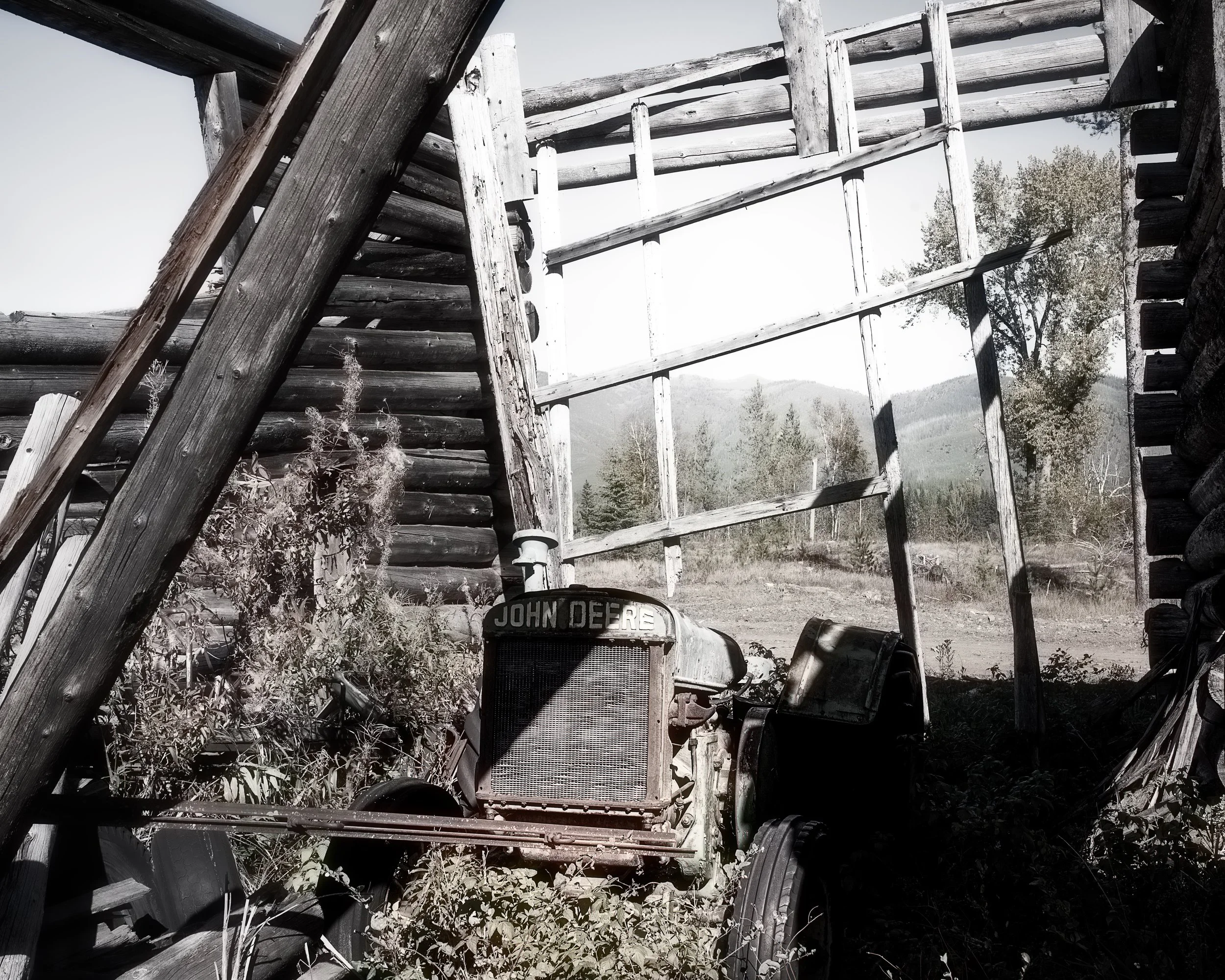 montana barn black and whitesmaller.jpg