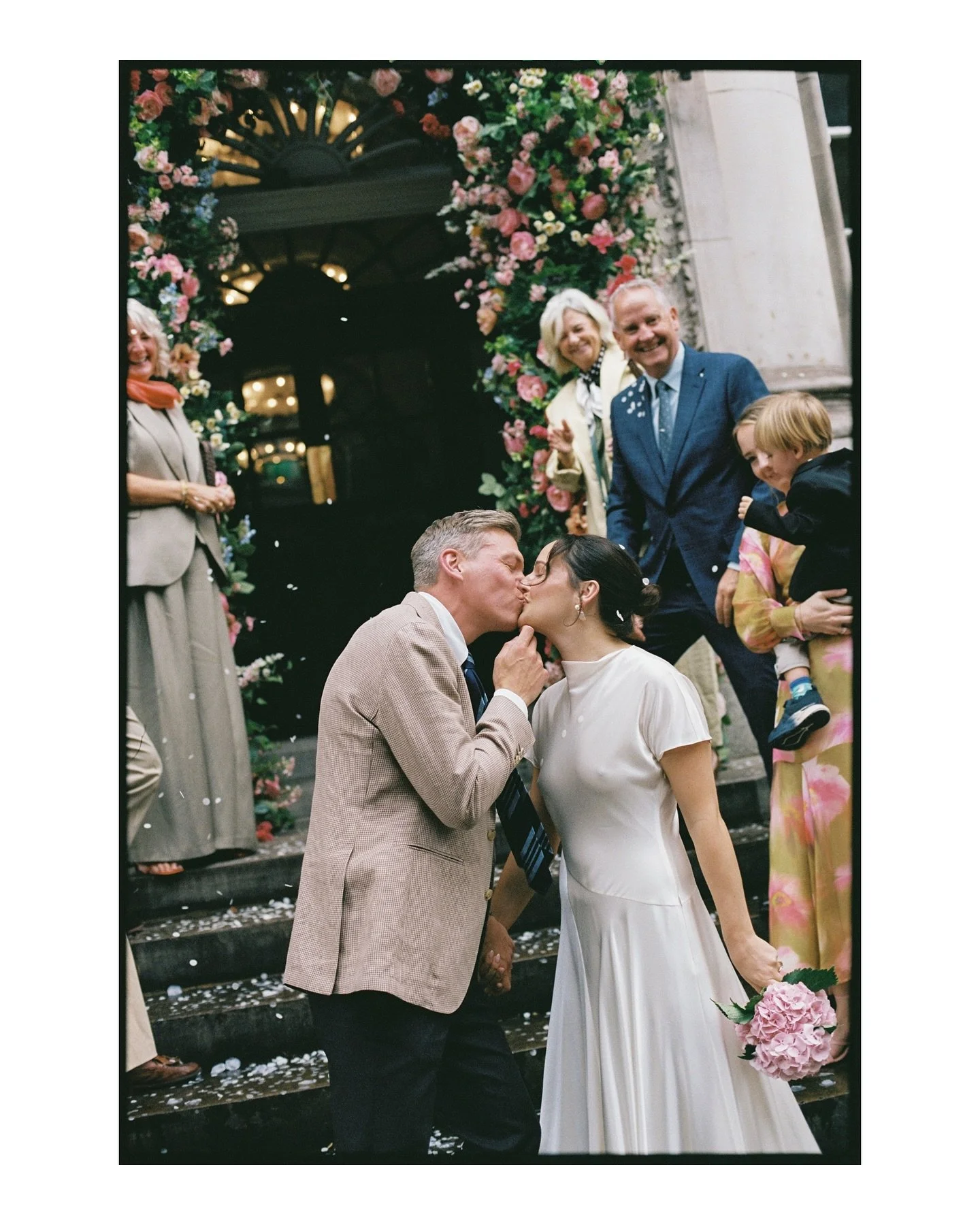 The legal bit with M+E &hearts;️
&bull;
Featuring rain dodging, signing in the wrong box, lots of laughs, and strolling around the glistening streets of Chelsea ✨
&bull;
The most beautiful afternoon with these gorgeous souls, shot on a big mix of dig