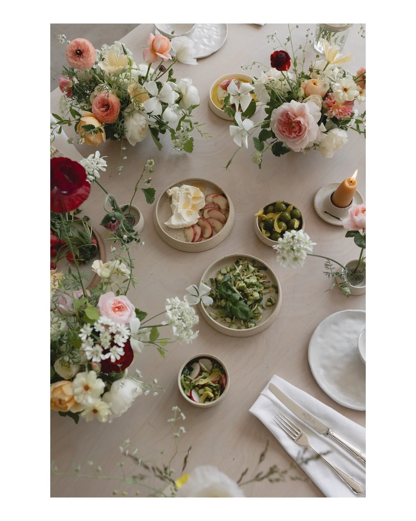 A few moments from a gorgeous day in Norfolk with @elderandwild and @eleanortorbaticeramics 🌸
&bull;
This incredibly talented pair have teamed up for @elderandwild&rsquo;s new offering - Curated for Collection.

Stunning blooms for any occasion, bea