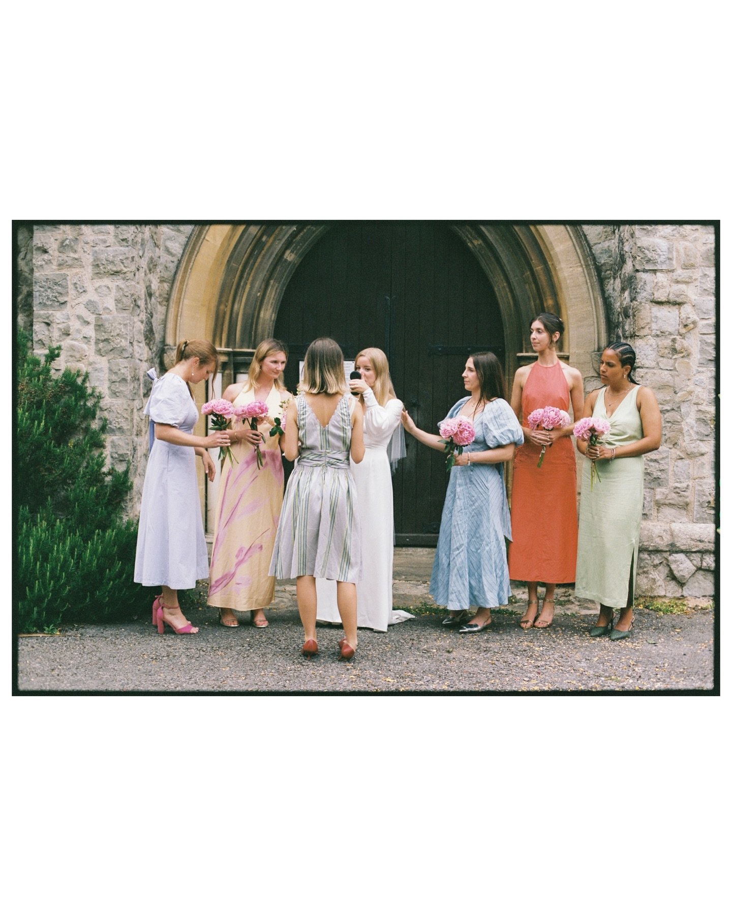 A few more of E+O celebrating at home in London 🏡
&bull;
Spending the day in Em&rsquo;s gorgeous childhood home was a highlight of 2025 &hearts;️

Getting ready with a beautiful bunch of gals.
The sweetest local church.
Homemade everything - cake, f