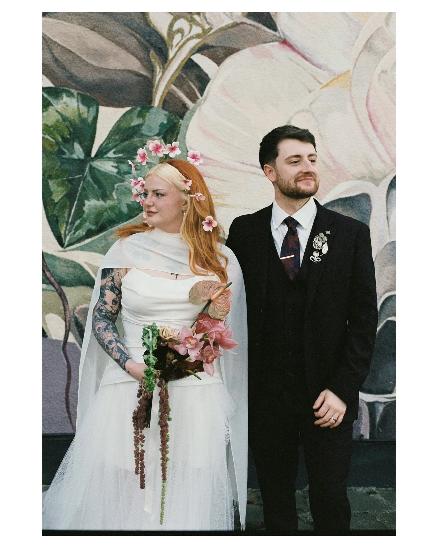 Immaculate attention to detail by C+J ❤️&zwj;🔥
&bull;
The handmade headdress, the vintage broaches, the beautiful flowers, the super unique styling, the hand painted plates, games galore for their guests, the cake, and its mishap! What. A. Day ✨
&bu