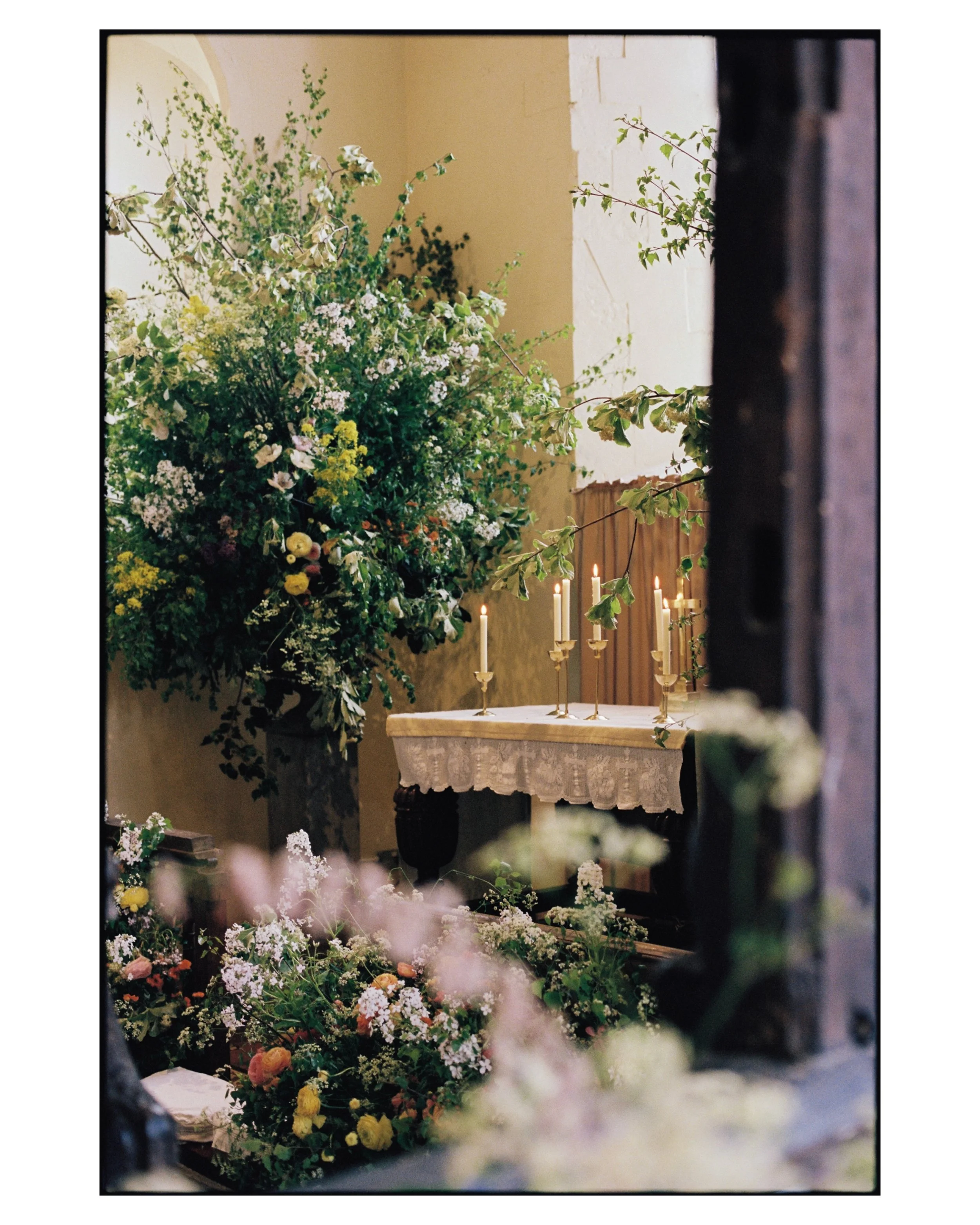 More from A+R and their fleurs 🌸🪻🌼🌷
&bull;
With @clover.london 
@louisemcintosh_makeupartist 
@emilys_hairdressing 
@holmstedevents 
@kitchenofkent 
@rickipricephotography 
And all the incredible styling and floral design by this incredibly talen