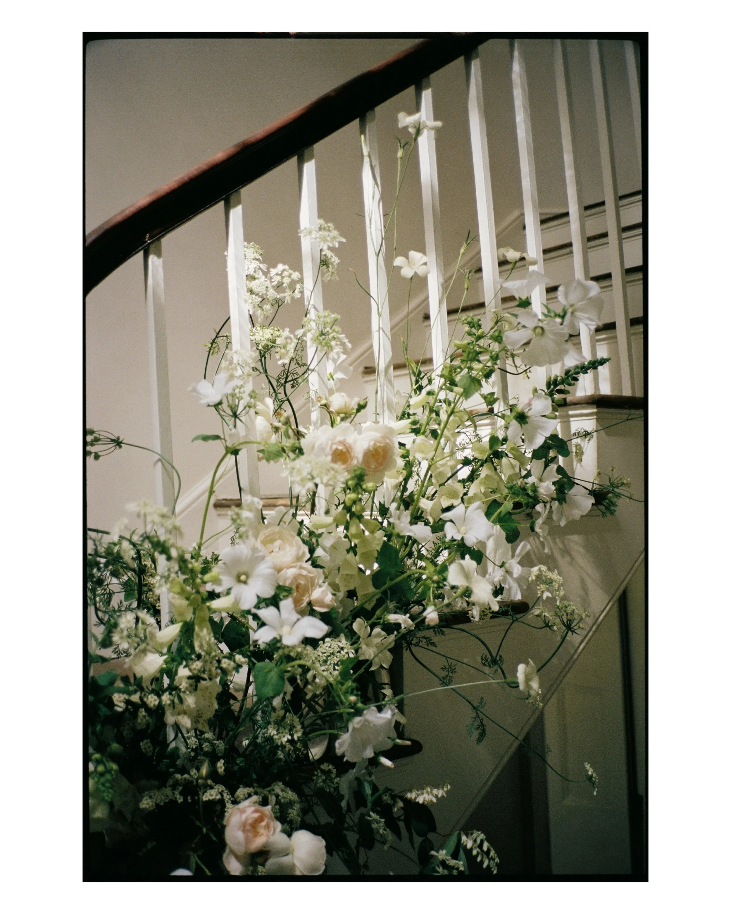 Celebrating under stormy skies with E+E at the always beautiful @aswarbyrectory 🌿
&bull;
The first of a few this year with my gorgeous pal @elderandwild on blooms. Damn she&rsquo;s good 🌸

And a morning spent with HMUA legends @josephinewaymua and 
