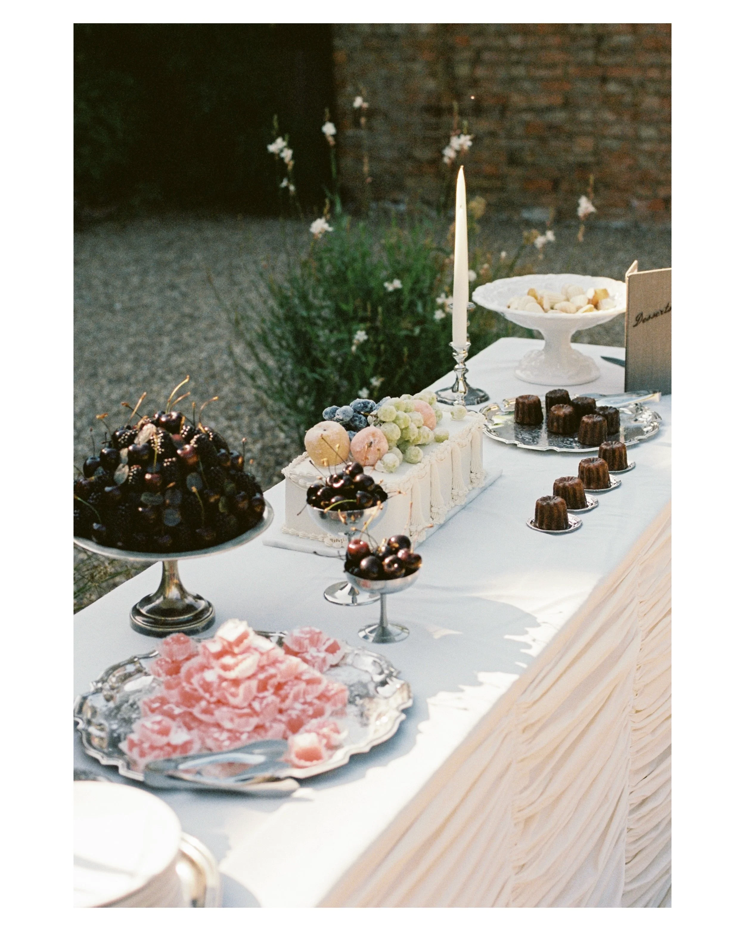 The story of two tailors 🪡🩵
&bull;
The fabrics, the cakes, the music, the golden light, THE ENERGY ✨ Just a handful of moments from B+J celebrating at the always stunning @aswarbyrectory 🌿
Lovingly captured, scrapbook style, on digital, 35mm film,