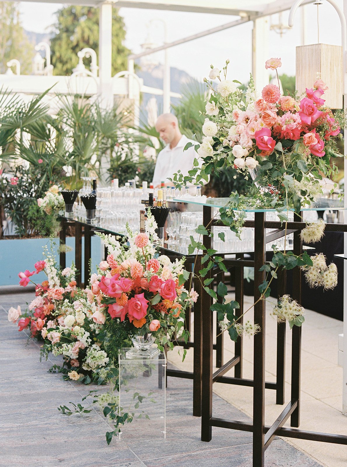 Outdoor bar with lush ombre floral decor