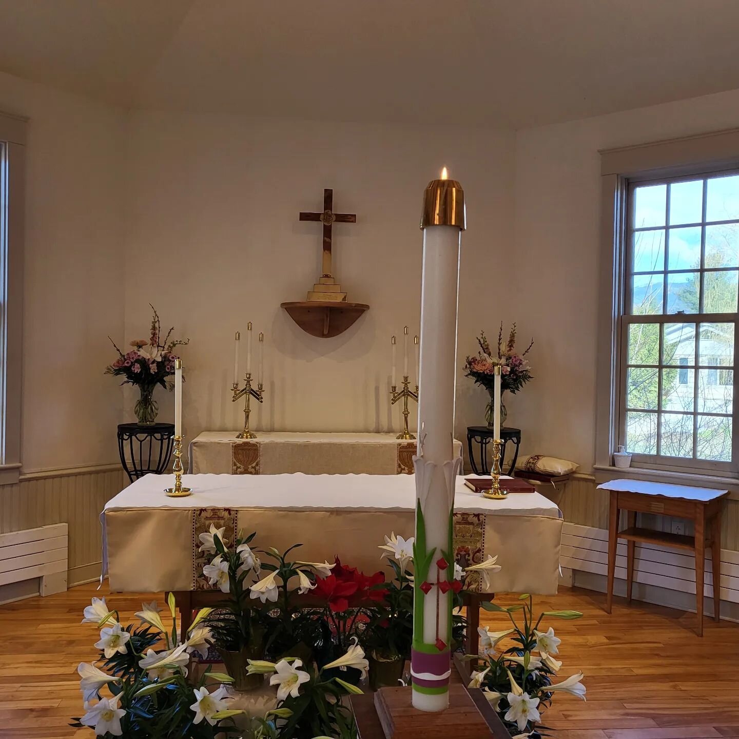 Happy Easter from  St. John's in the Mountains!

Information on Easter services on website (in bio).

#happyeaster #episcopalchurch #stjohnsstowe #stowevt #heisrisen