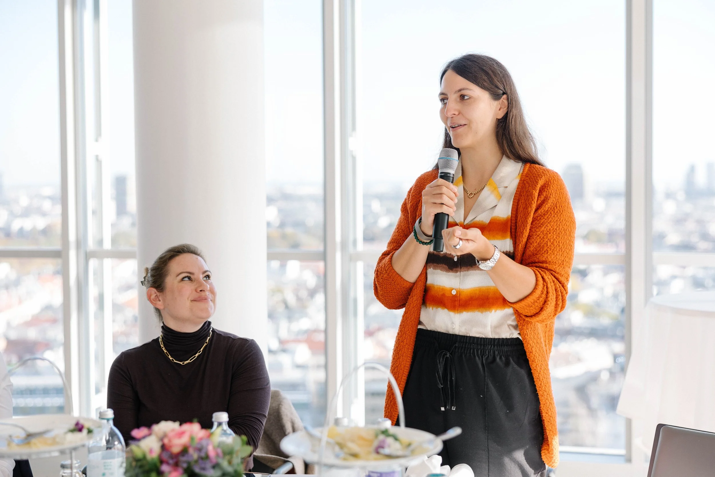 Wortmeldungen und Paneldiskussionen rund um Finanzbildung für Frauen. Hier bei Woman Elevate (Foto: Nicole Viktorik)