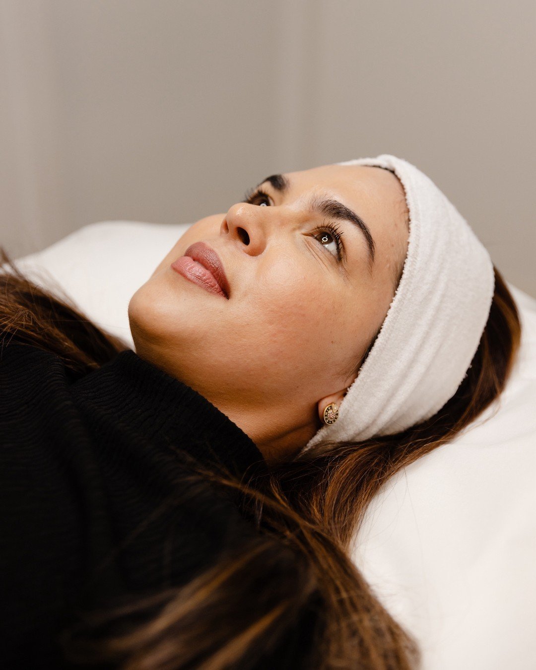 Feeling a bit fuzzy? 🤭

How does a luxury dermaplaning sound? Book online now for 20% off until May 31st!

This skin treatment will skim the dead skin cells and peach fuzz from your face leaving you with radiant, smooth, glowing skin. Just the refre