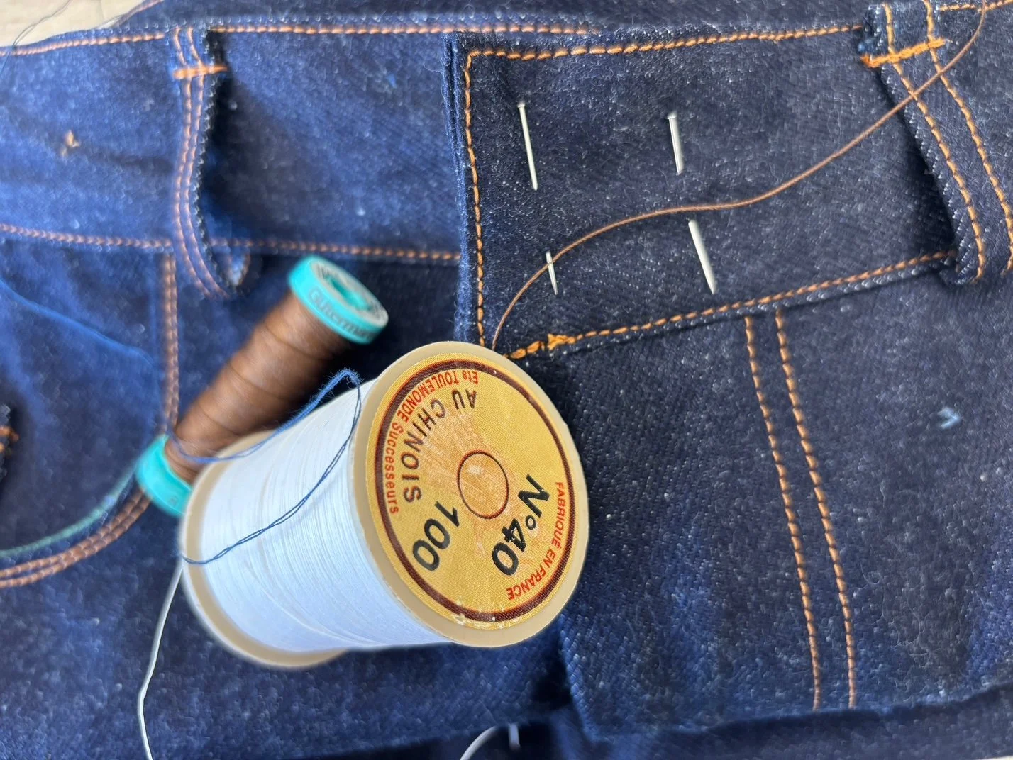 CONFECTION D’UN JEAN’S SUR MESURE TAILLEUR HOMME.