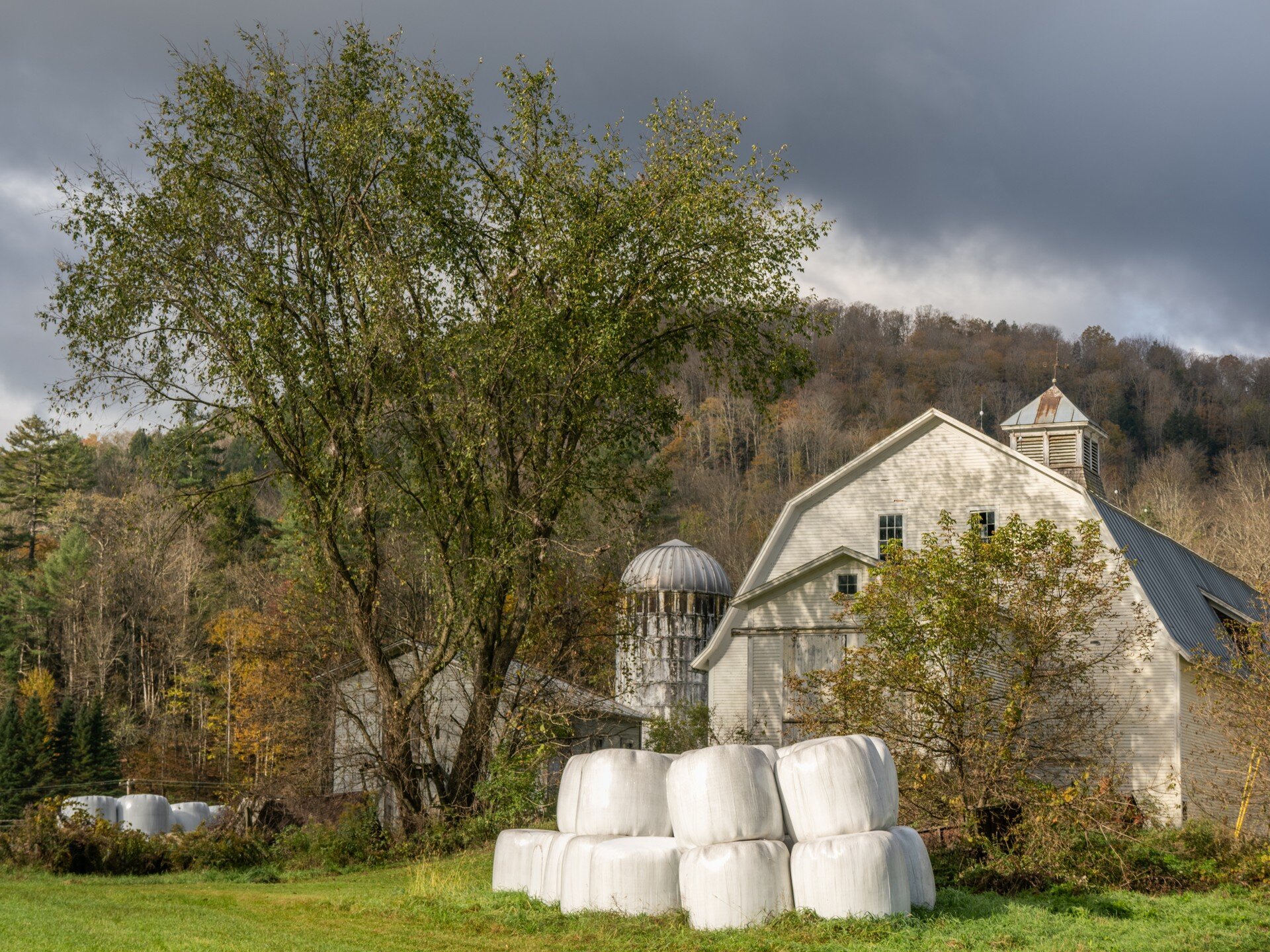 Bales and Barn, Vermont
.
.
.
#vermont #vermontlife #farm #farmlife