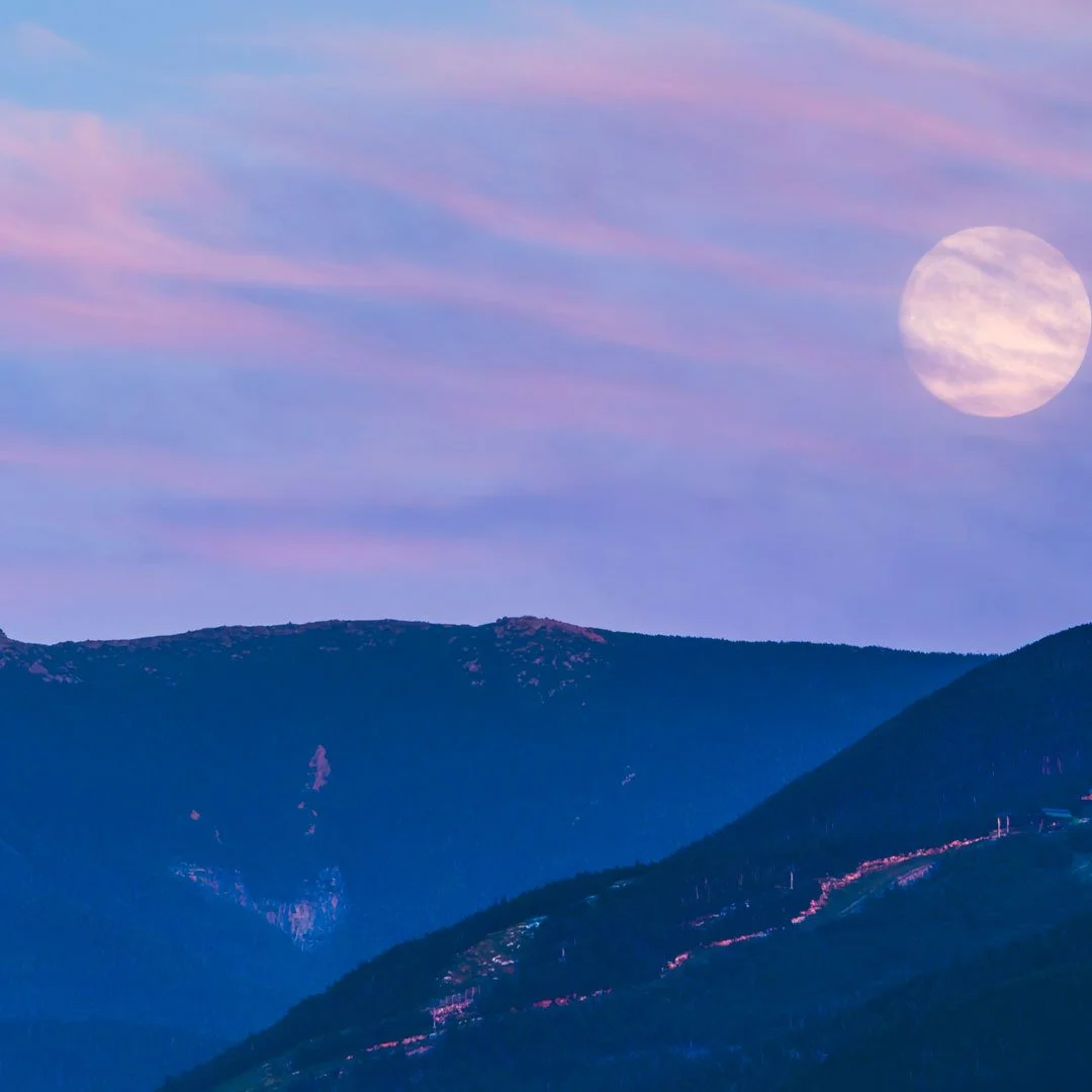Moonrise Over Canon Mountain
My archives revealed to me this moonrise panorama. It was taken in the summer of 2019 from Sugar Hill, NH. 
.
.
.
#moonphotography #moonrise #whitemountainsnh #whitemountains #landscapephotography #telephotolens #panorama