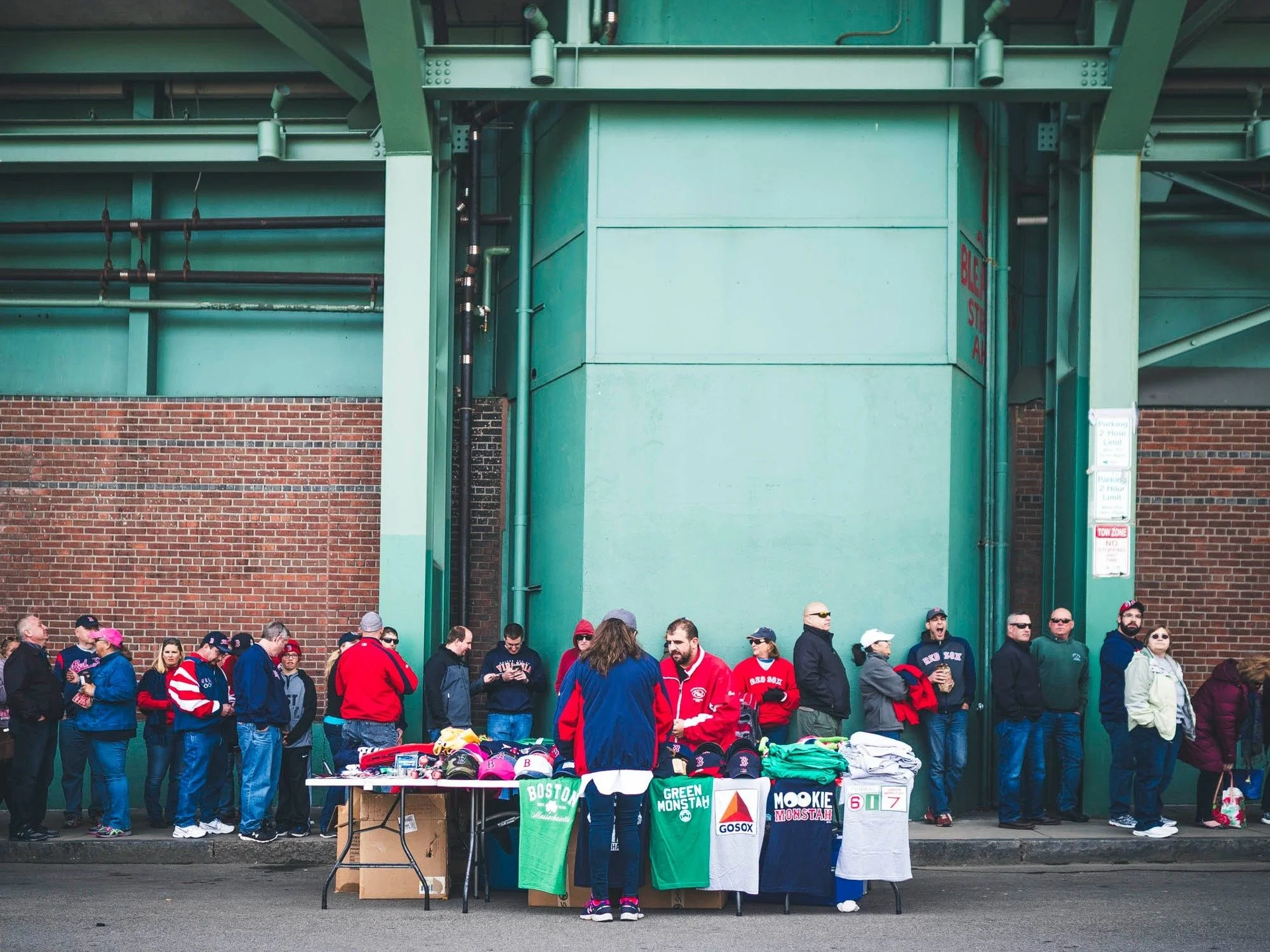 Found in my archive an image taken at Fenway Park back in 2017: Standing Room Only ticket line and vendor.
.
.
.
#fenwaypark #bostonbaseball #greenmonster