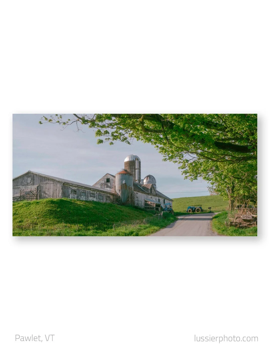 A short getaway to the Green Mountain State this past weekend delivered a few decent images -- harsh lighting conditions notwithstanding. This barn in Pawlet, VT was among my favorites. 
.
.
.
@perlmutterphotography #vermont #americana #farmlife #ver