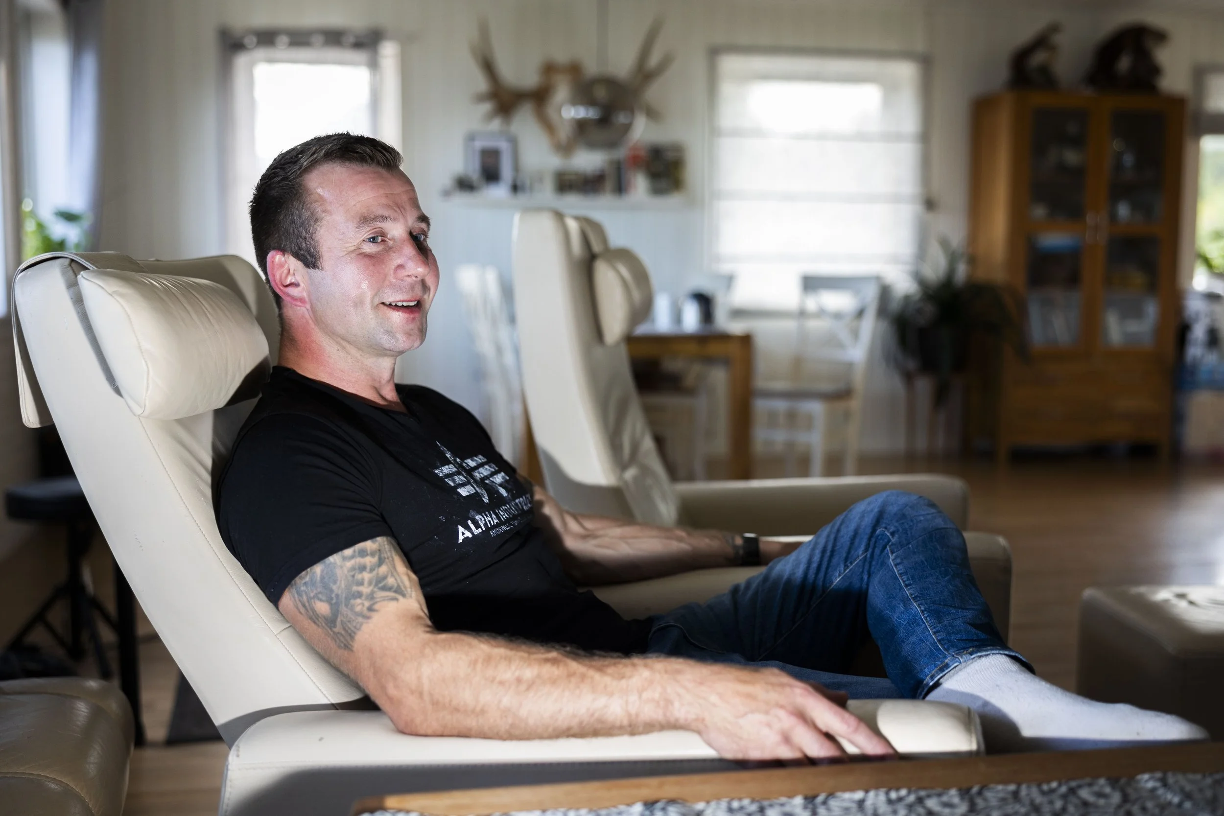 ULEVELIGE SMERTER: For 1,5 år siden ble Robin Isaksen (43) hentet med ambulanse på grunn av akutte og ulevelige smerter. Ett år etterpå fant legene en cyste i ryggen hans. Han venter fortsatt på operasjon.